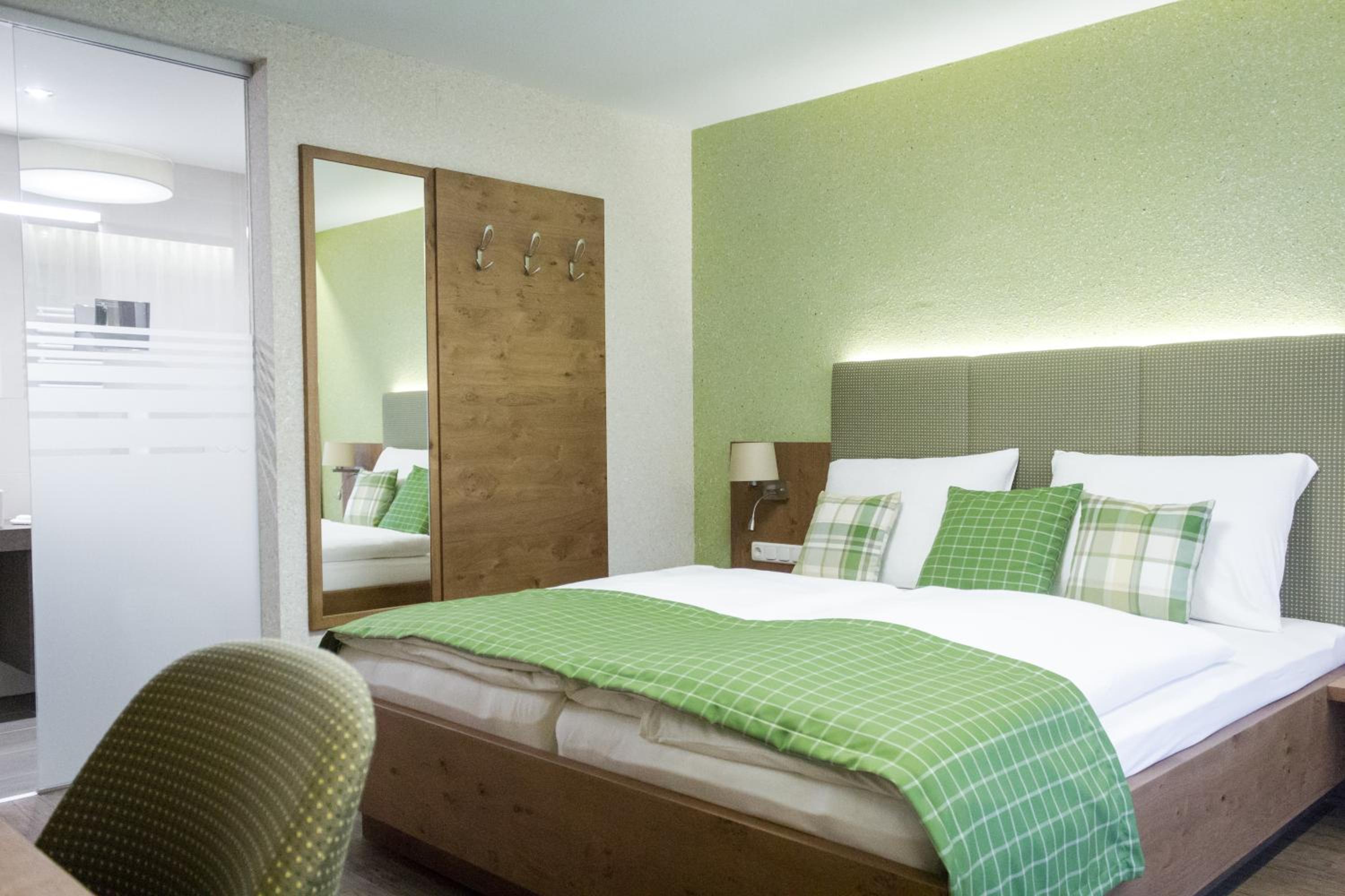 Deluxe Double Room with Balcony - Photo 6