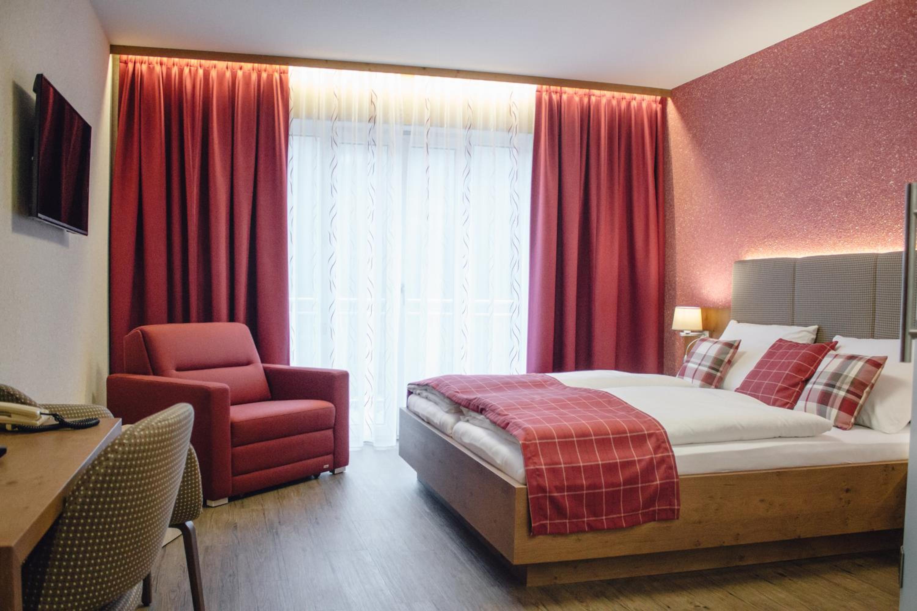 Deluxe Double Room with Balcony - Photo 7