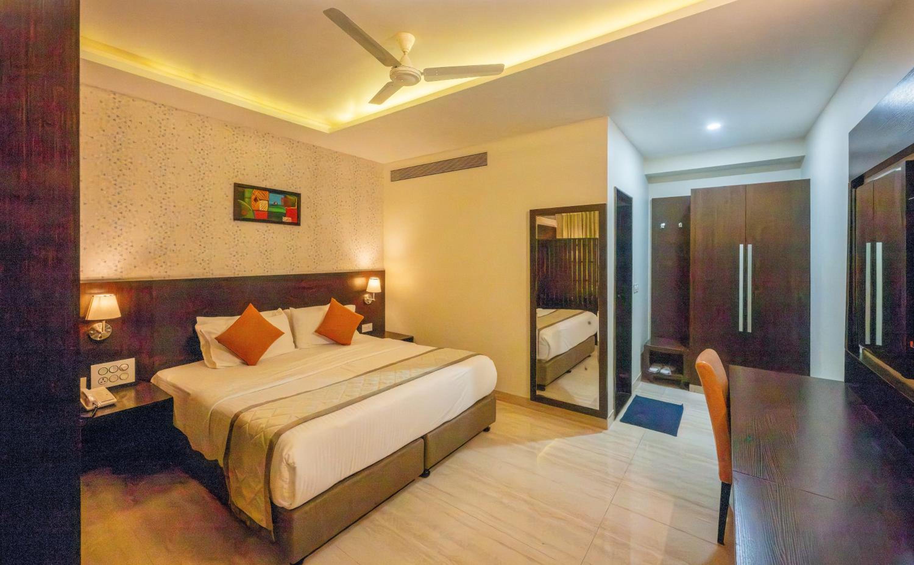 Executive Suite - Photo 2
