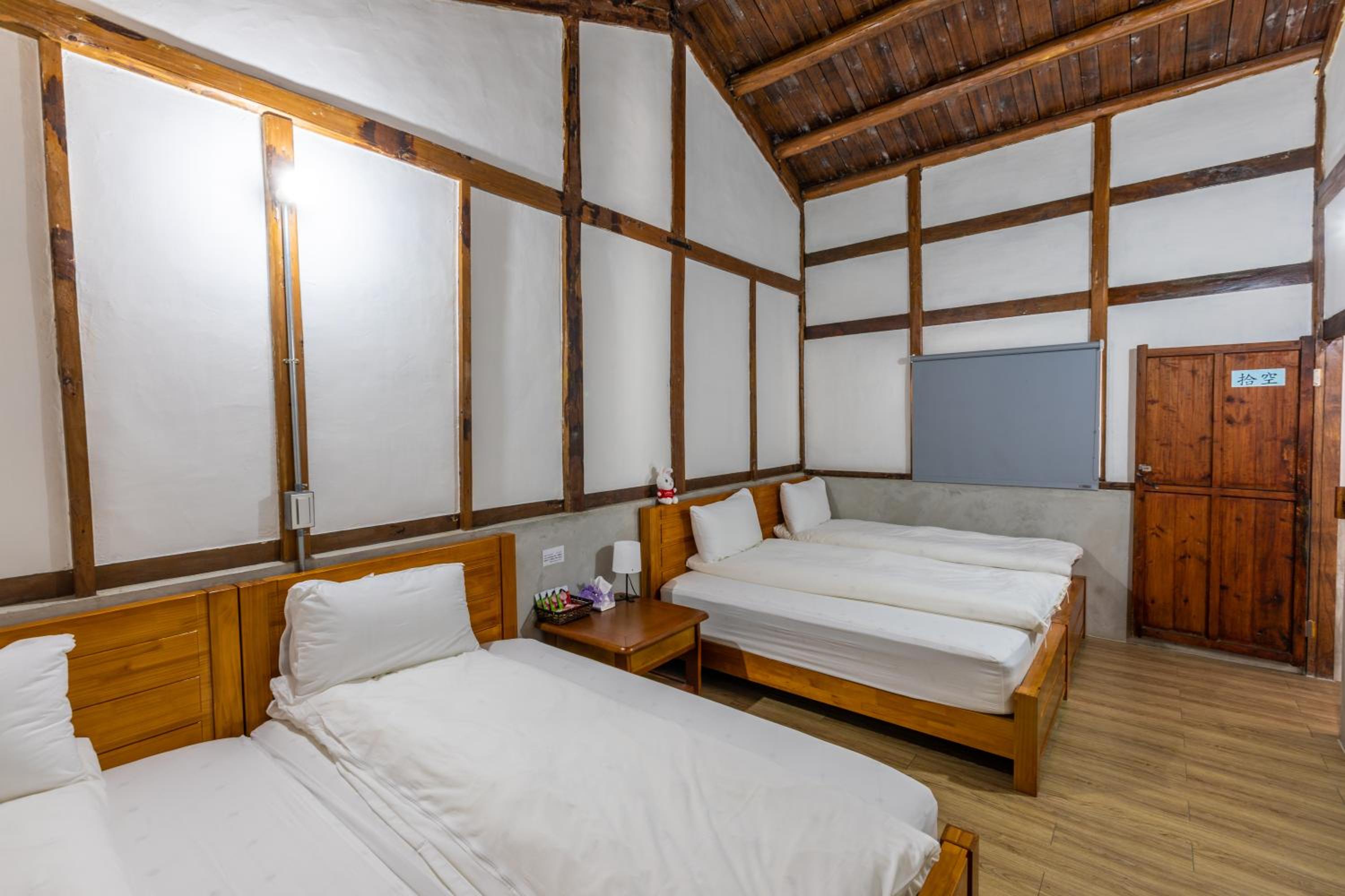 Quadruple Room with Private Bathroom photo 2