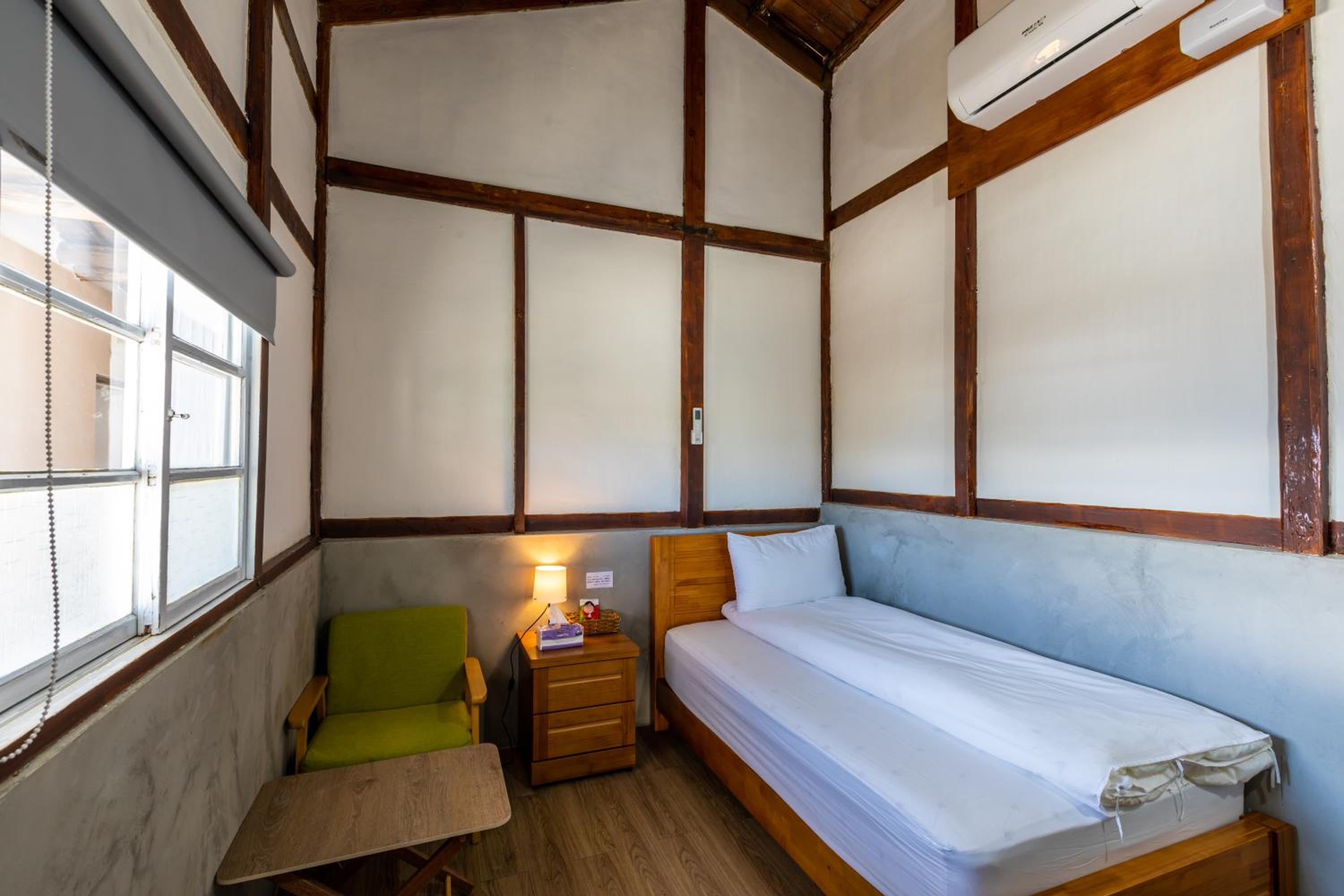 Single Room with Private Bathroom photo 3
