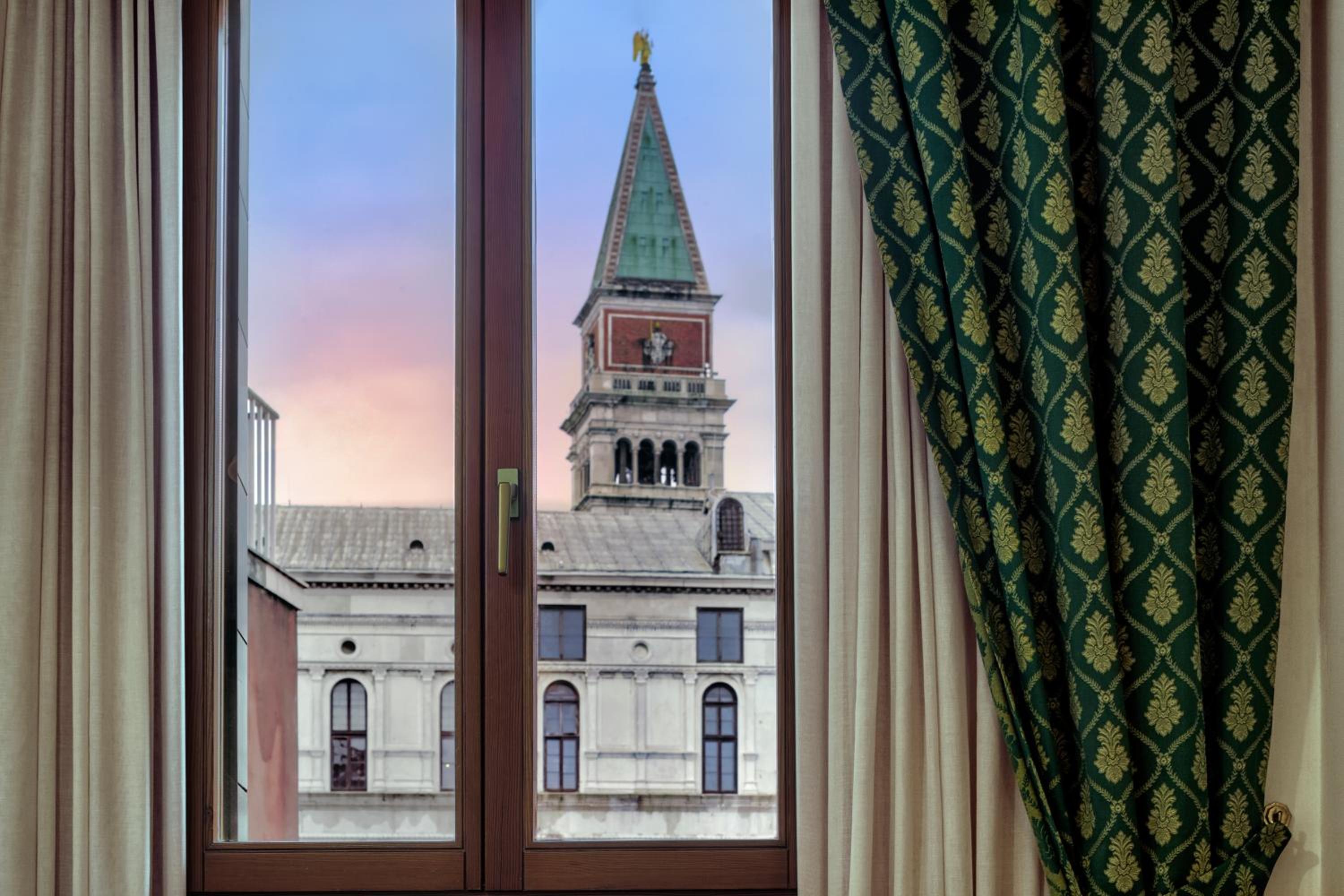 Double or Twin Room with City View photo 3