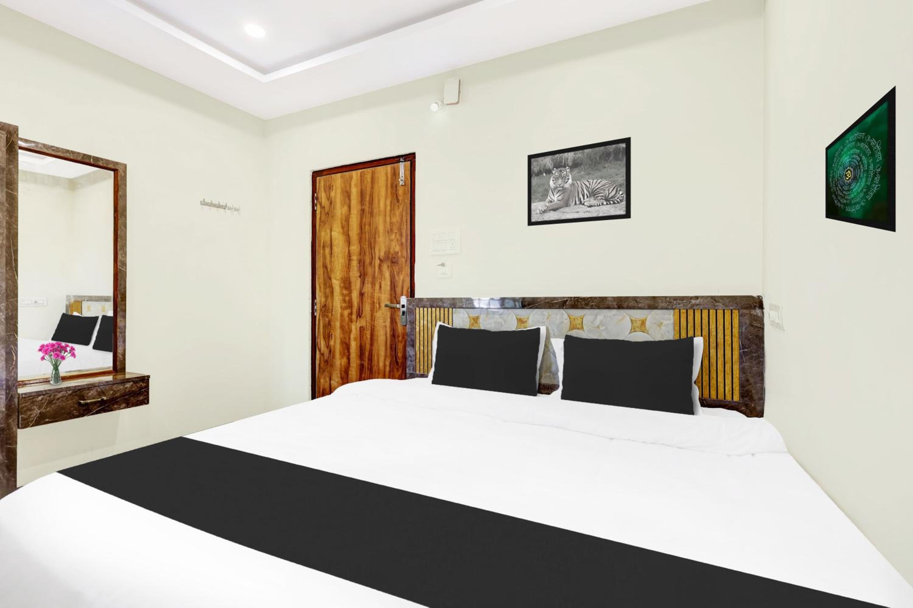 Deluxe Double Room with Bath photo 3