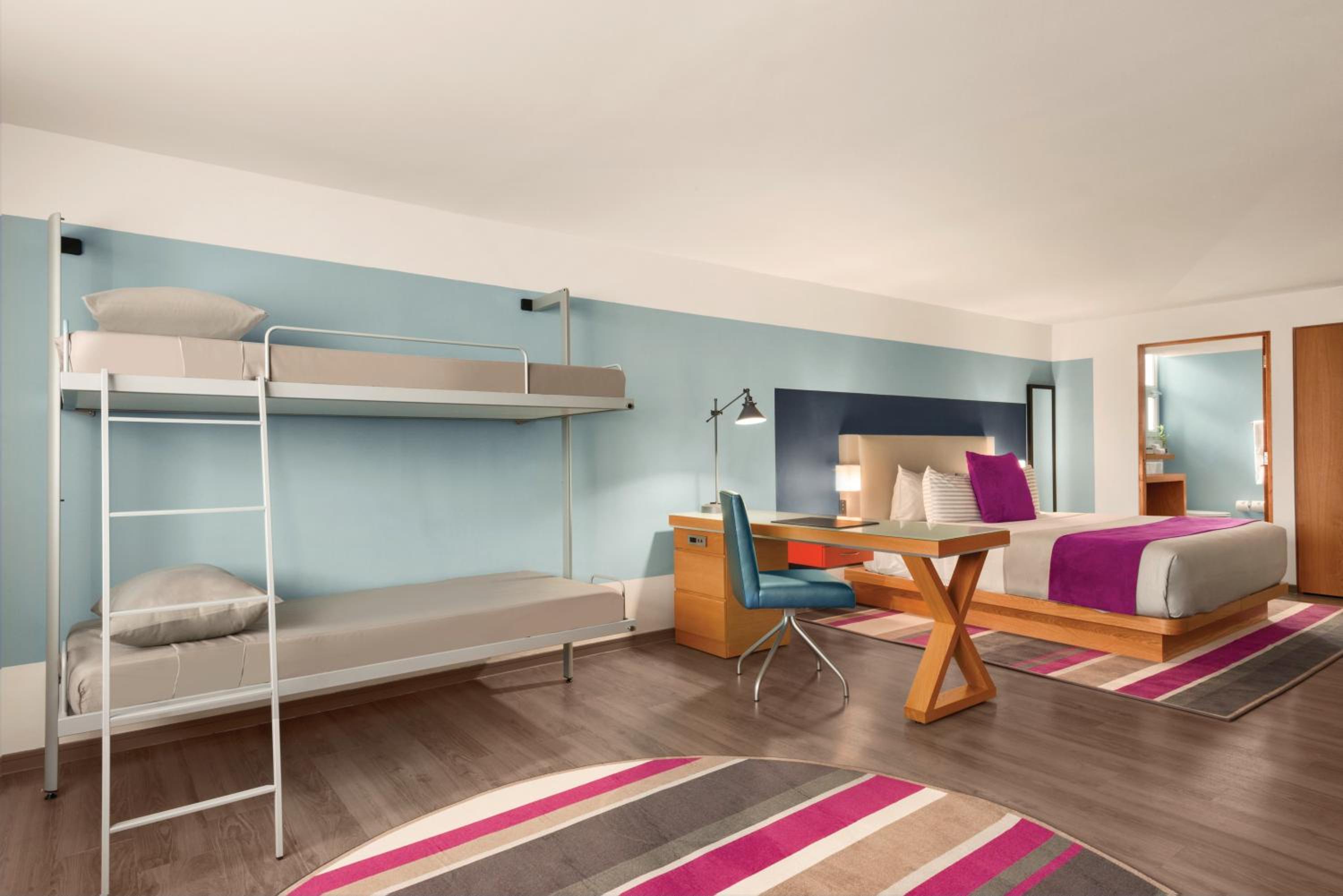 1 king bed, 2 bump beds, Family Suite - Photo 3