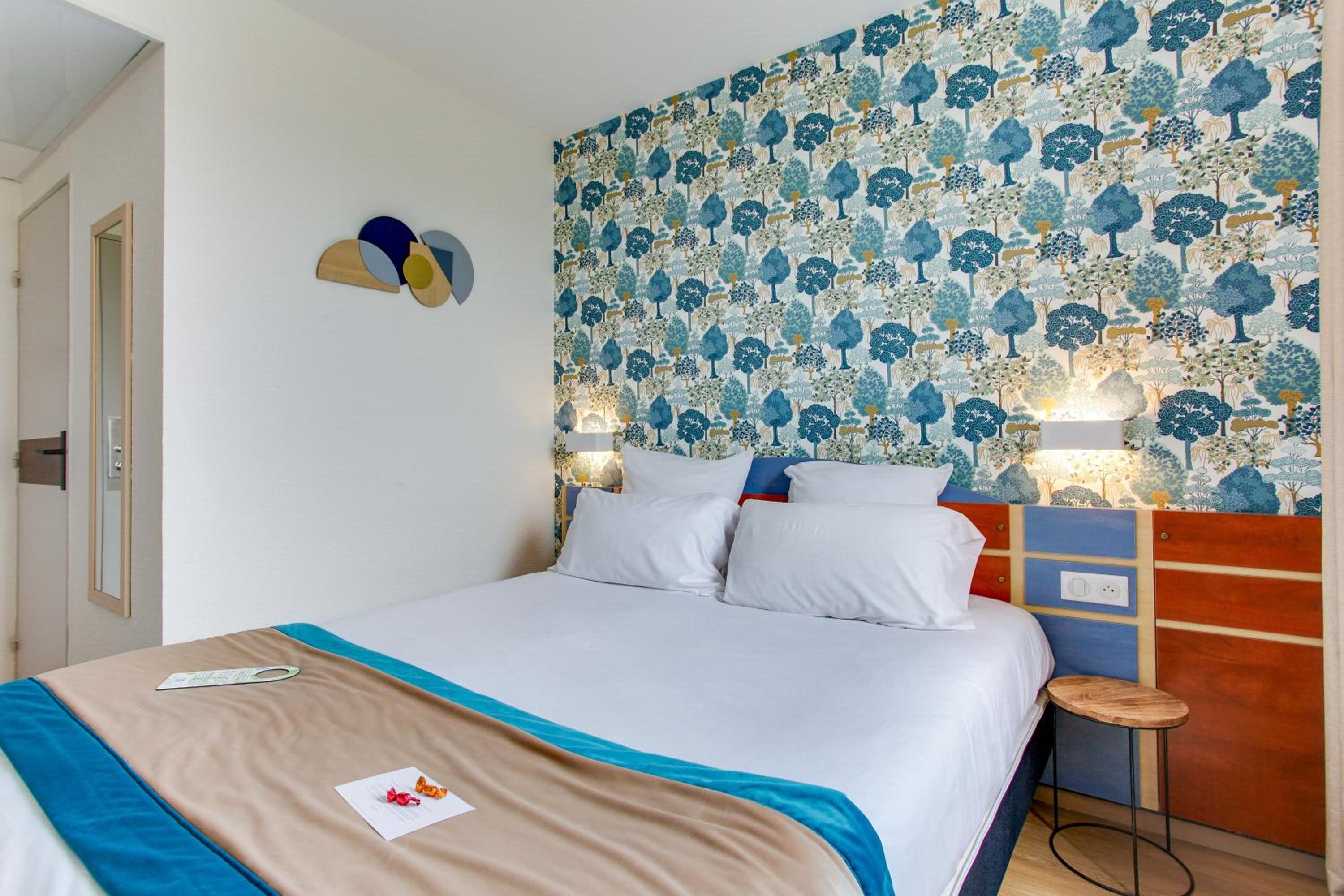 Family Room with One Queen Bed and Two Single Beds - Adjoining Rooms/Non-Smoking photo 3