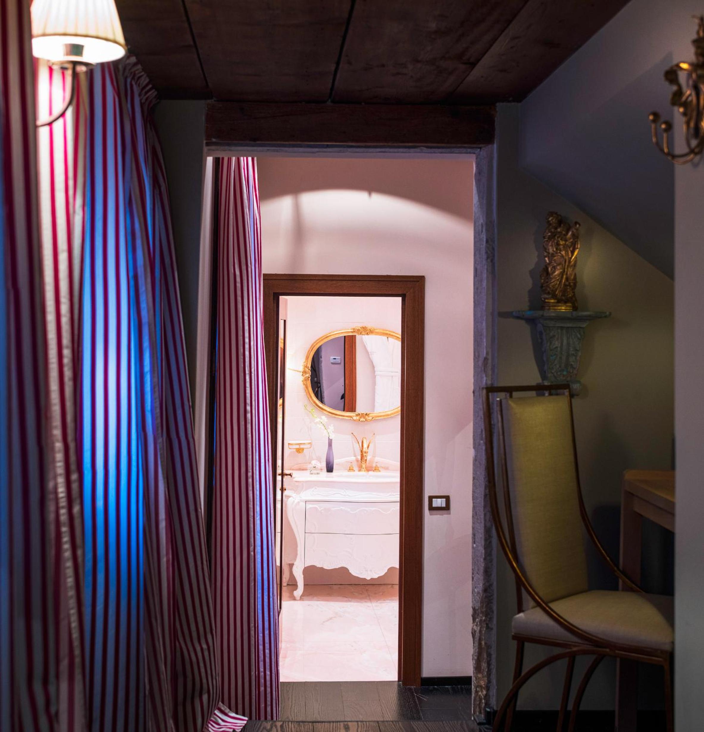 Deluxe Queen Suite photo 2