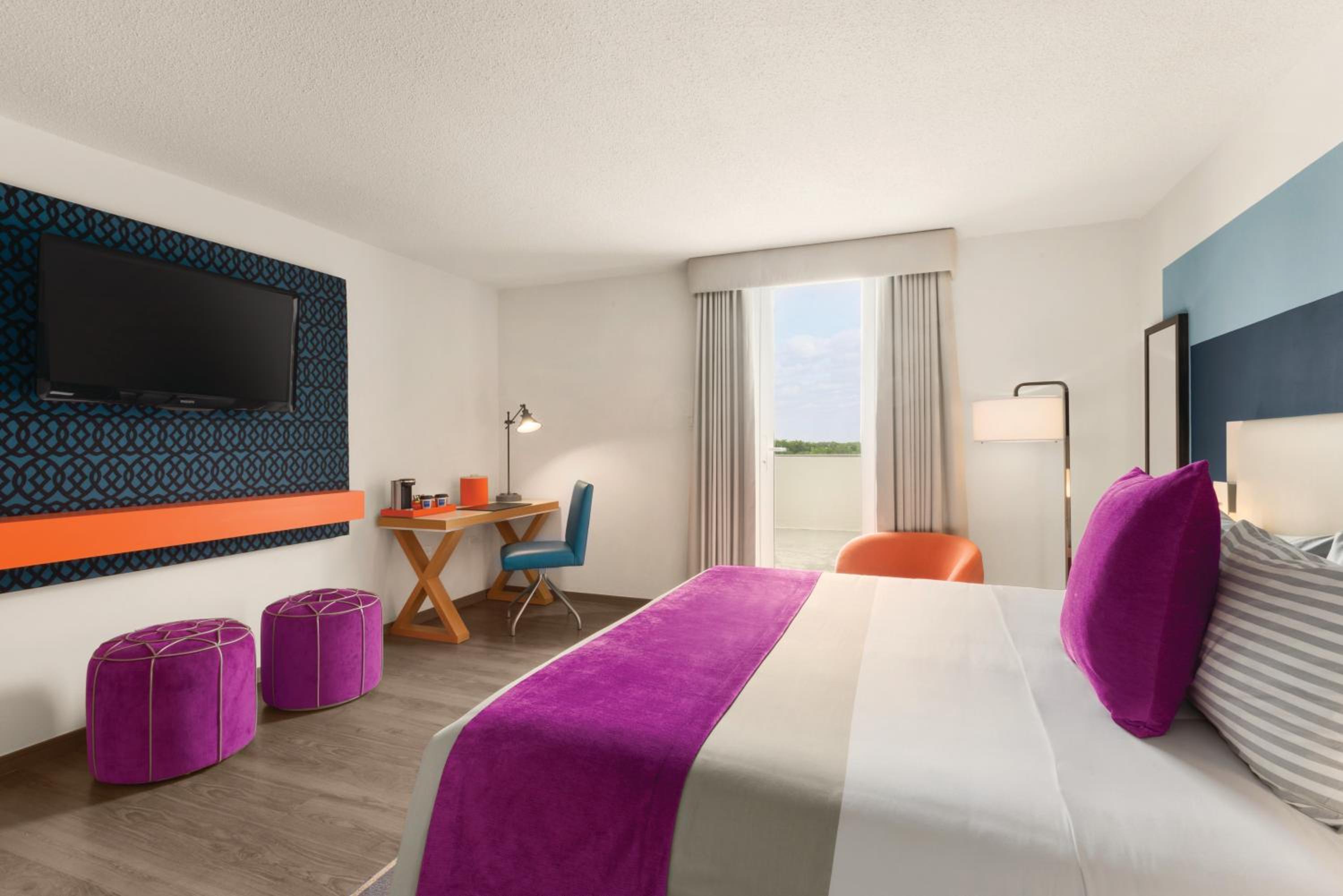 King Room with Balcony - Photo 2