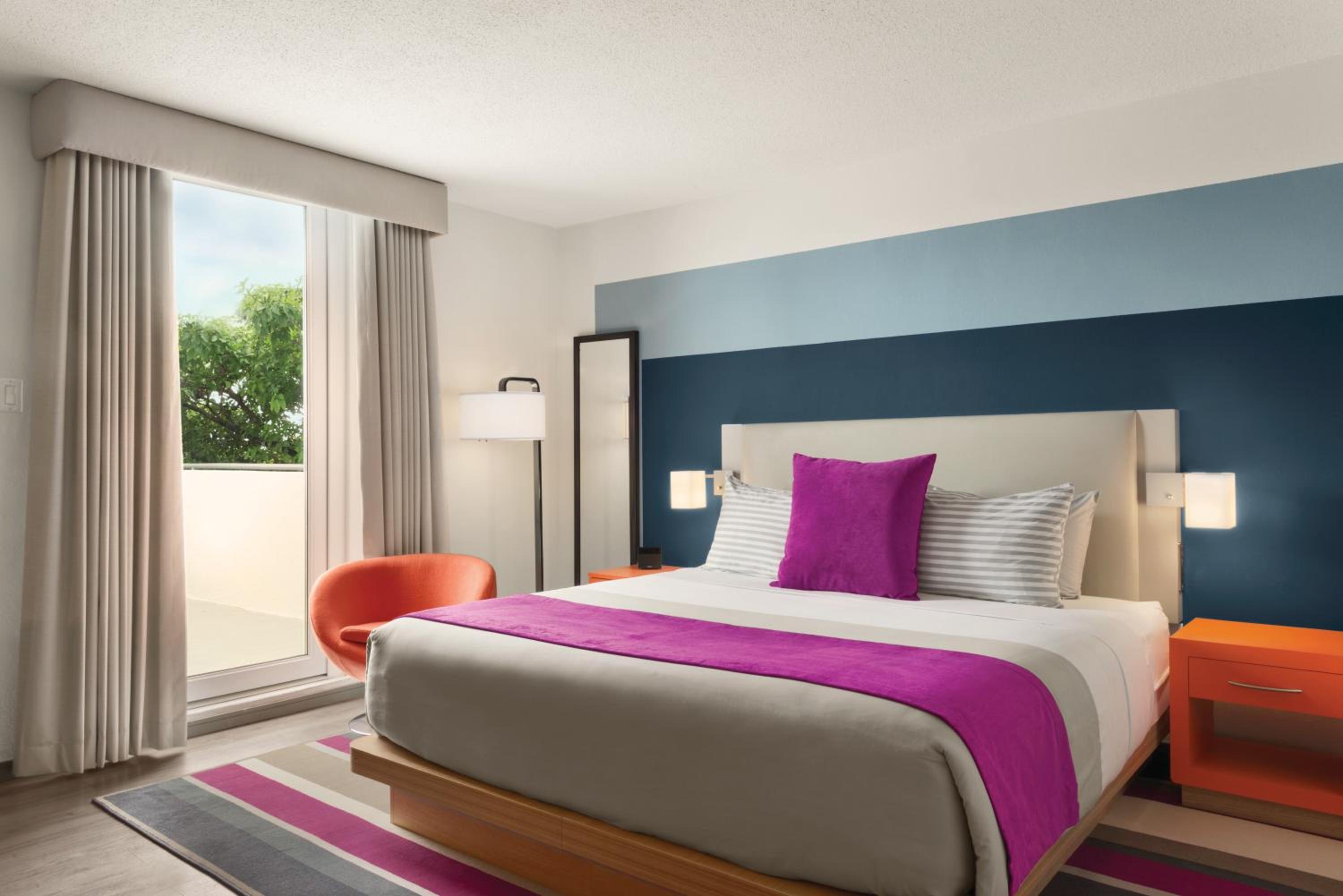 King Room with Balcony - Partial Ocean View - Photo 3