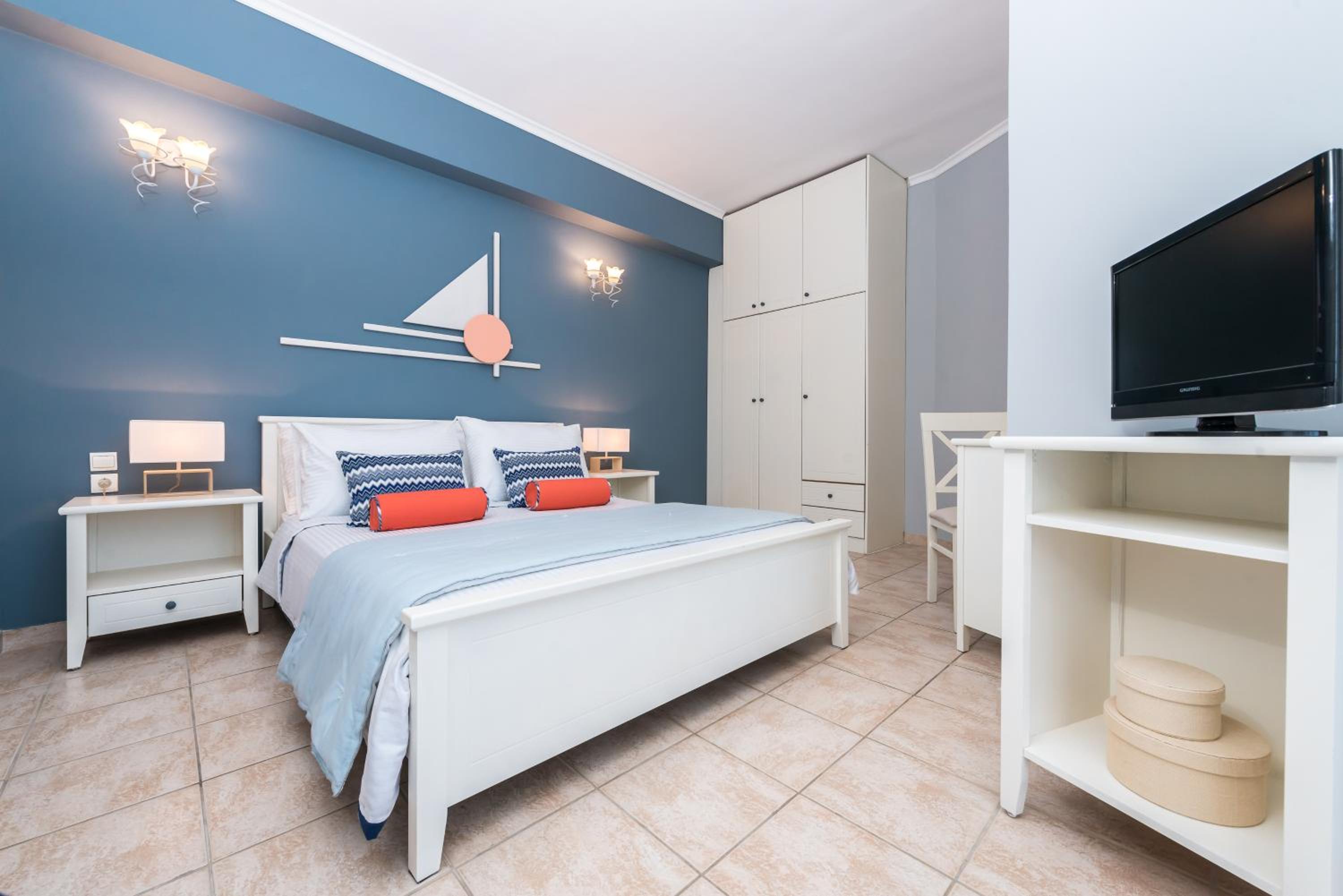 Deluxe Suite with Sea and Pool View