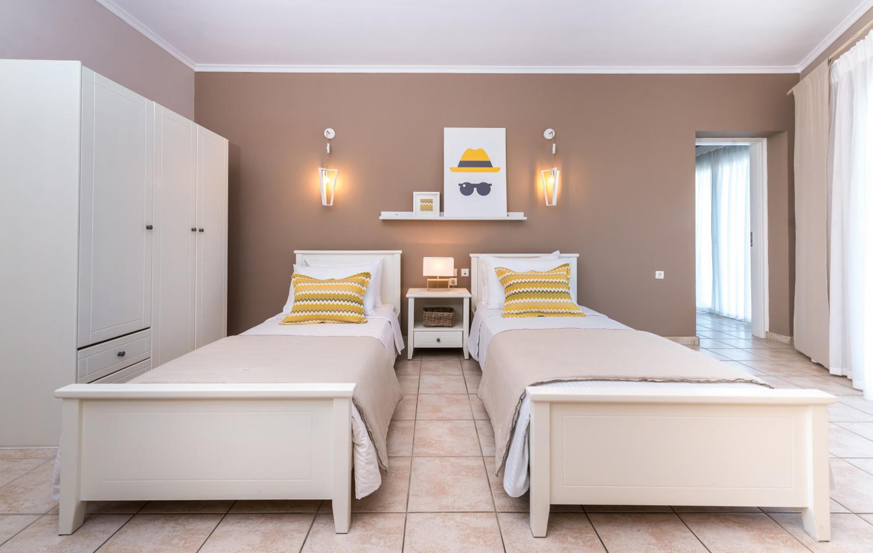 Deluxe Suite with Sea and Pool View - Photo 4
