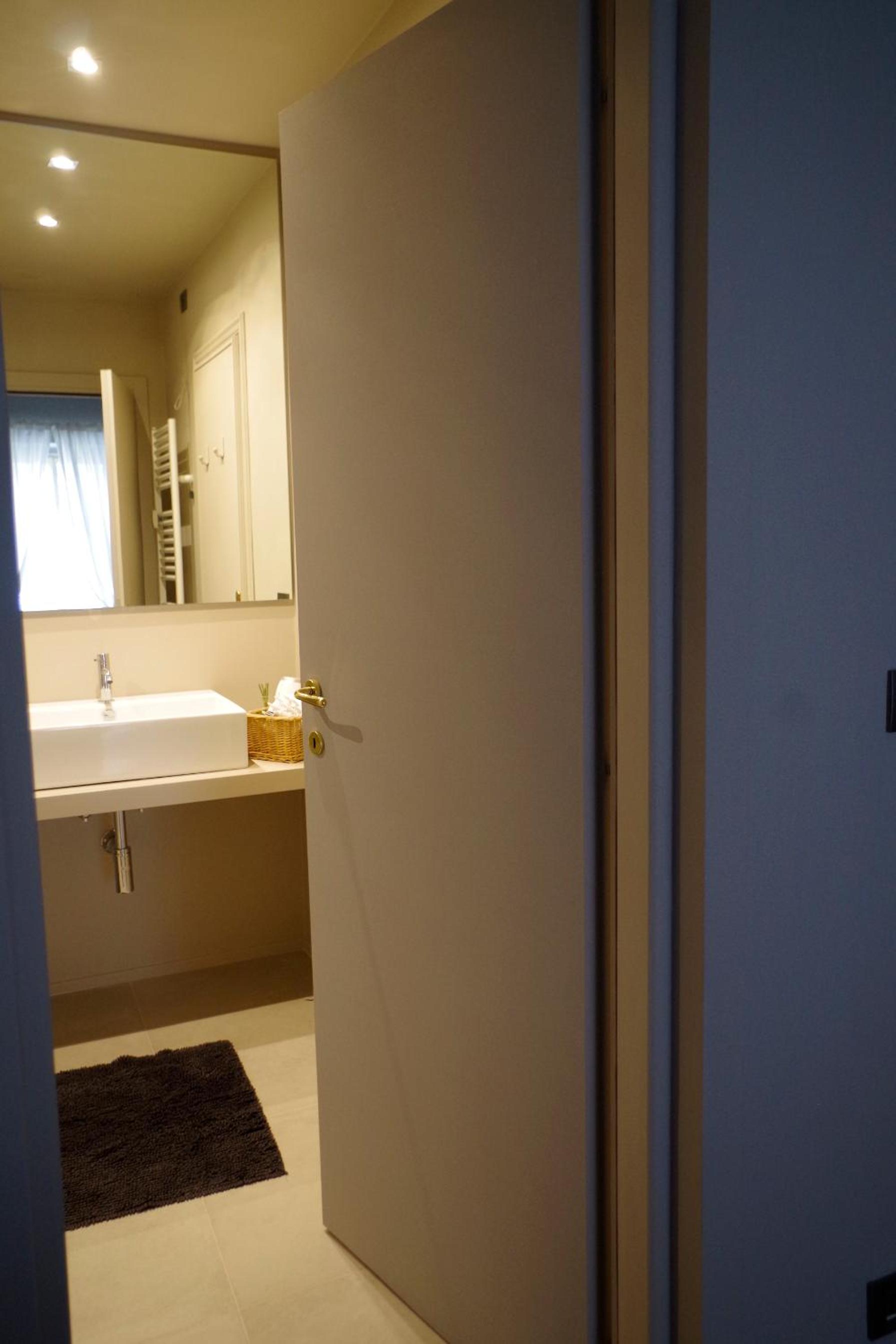Family Room with Private Bathroom - Photo 4