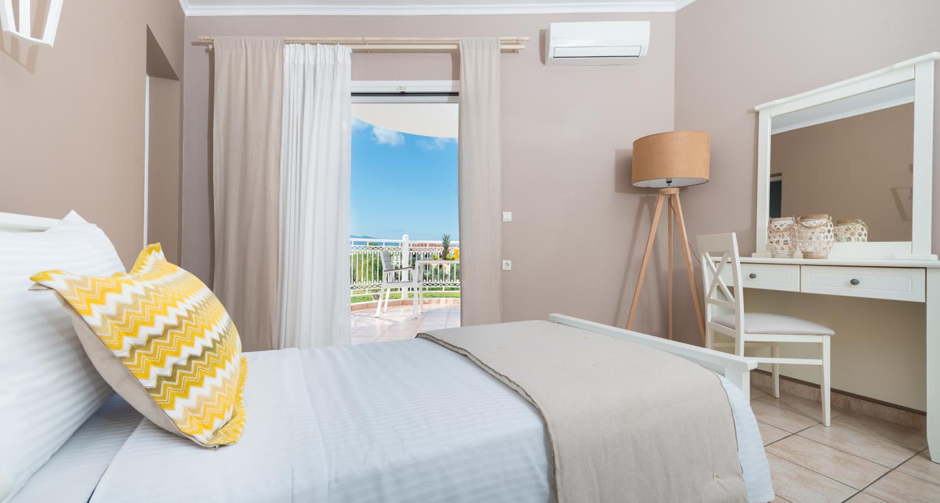 Deluxe Suite with Sea and Pool View - Photo 9