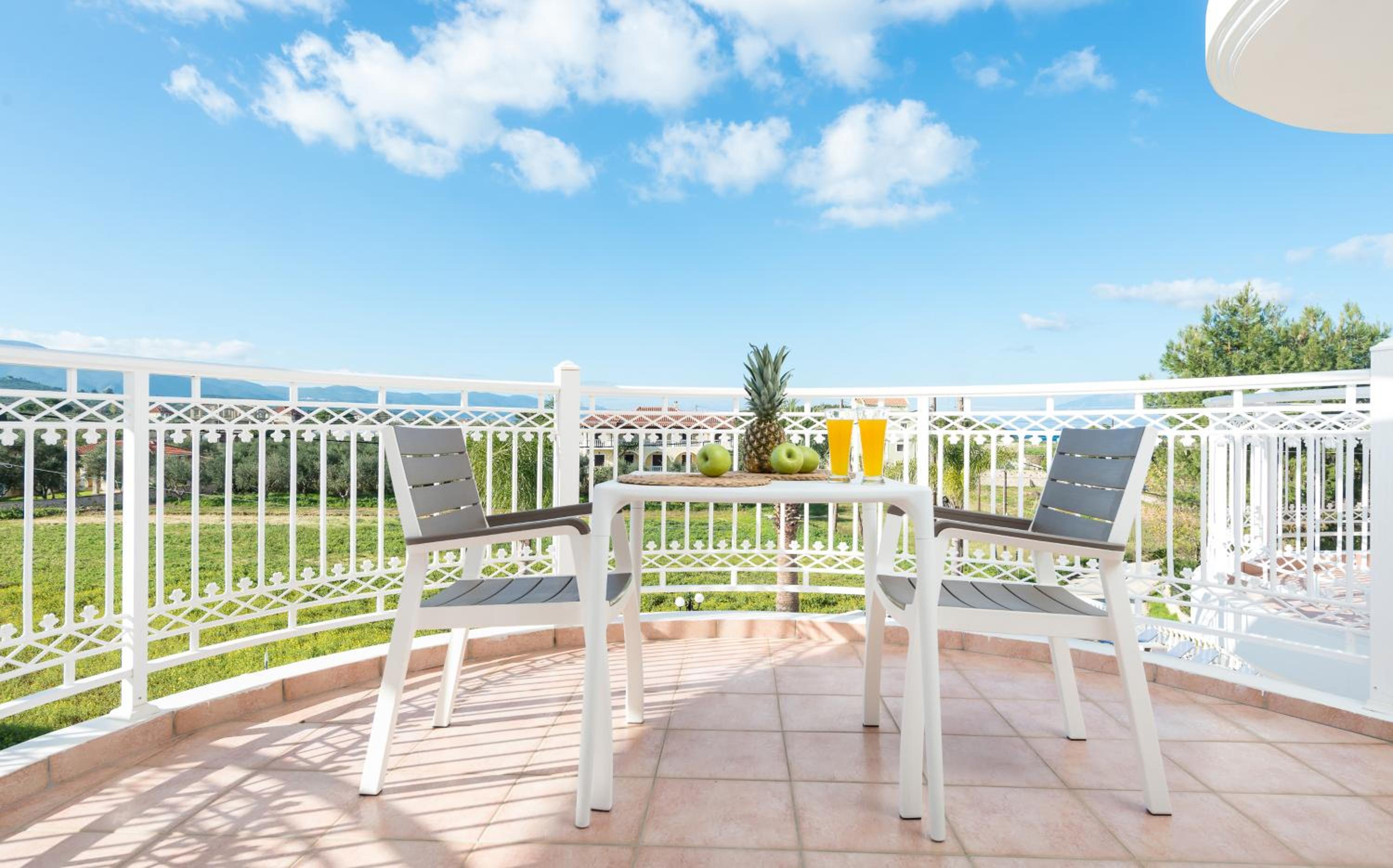 Deluxe Suite with Sea and Pool View - Photo 6