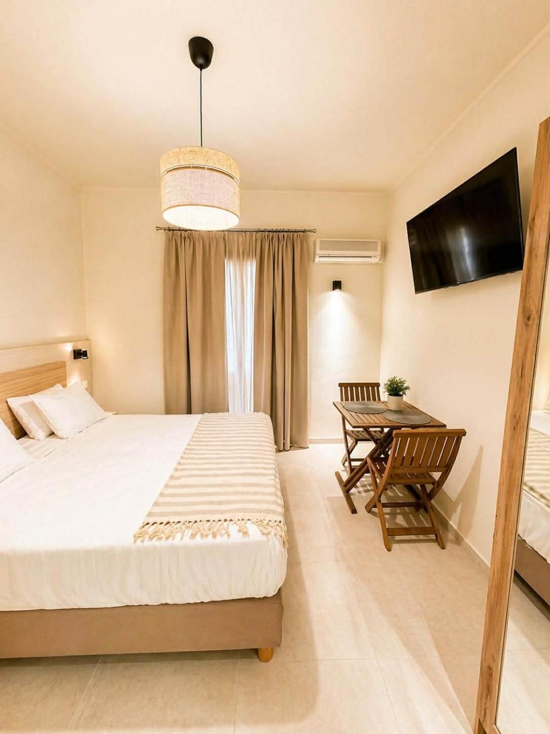 Deluxe Double Room with Balcony photo 3