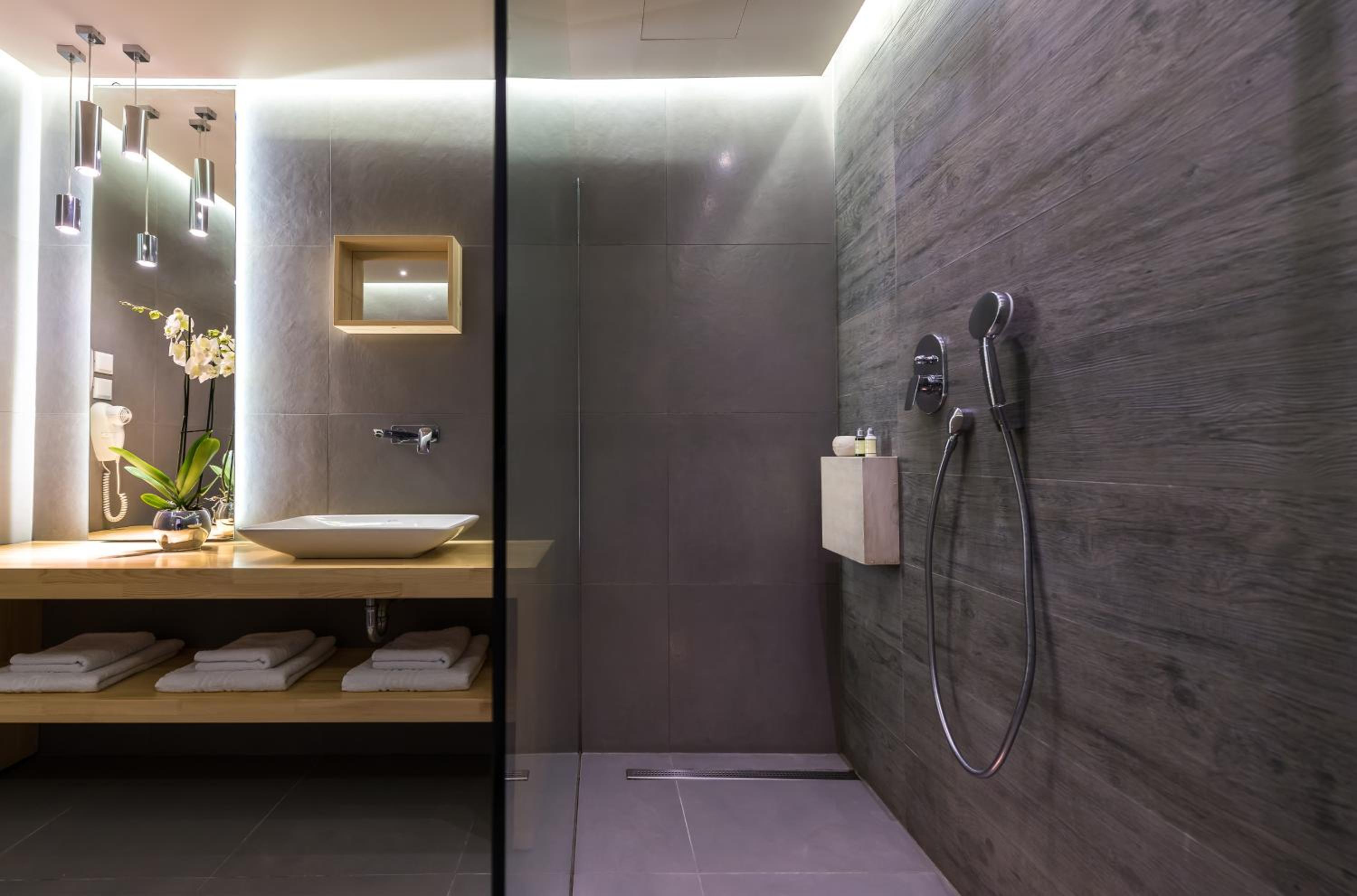 Deluxe Suite with Sea and Pool View - Photo 2