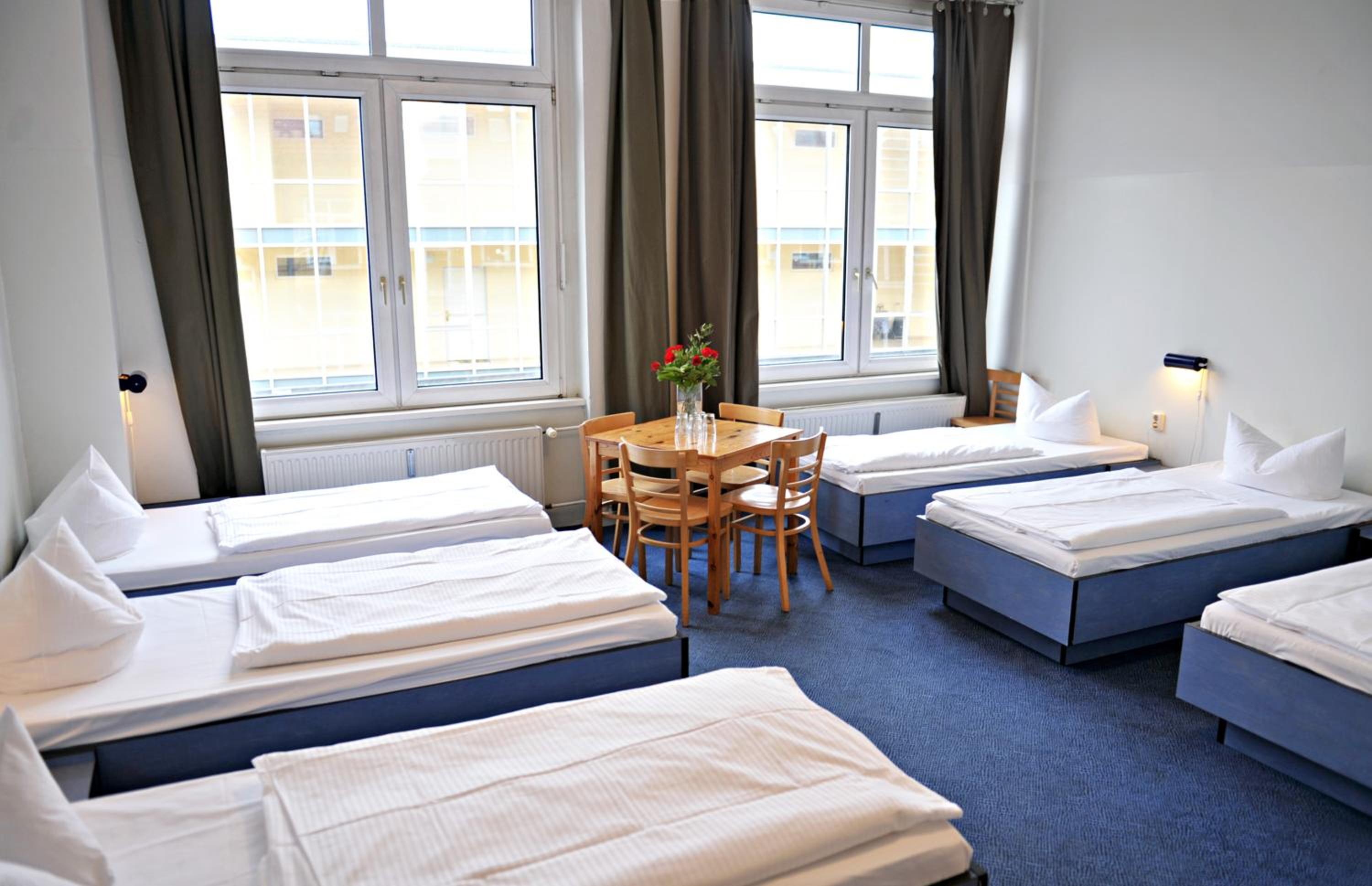 6-Bed Room photo 2