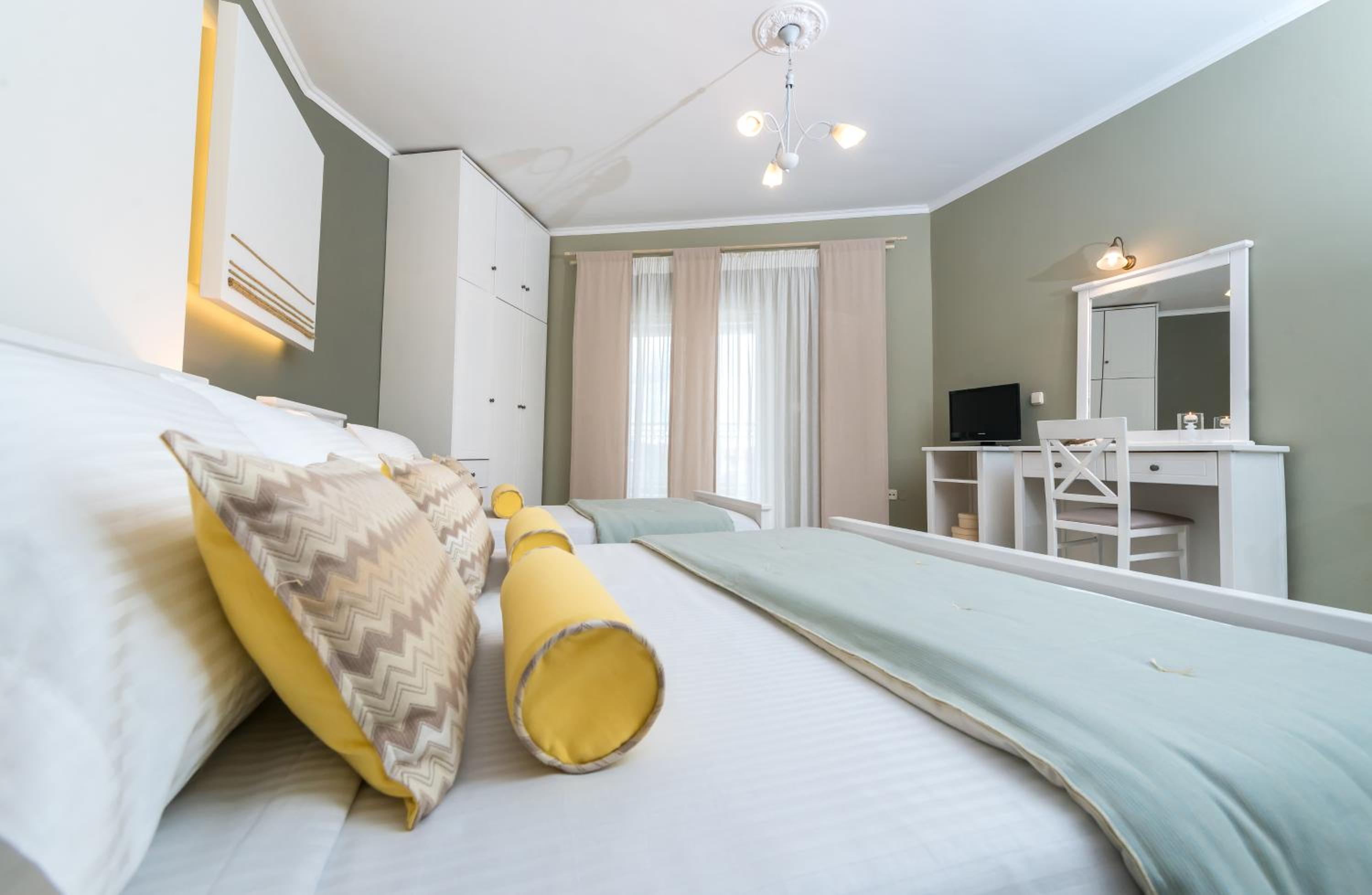 Deluxe Ground Floor Triple Room with Garden and Pool view - Photo 1