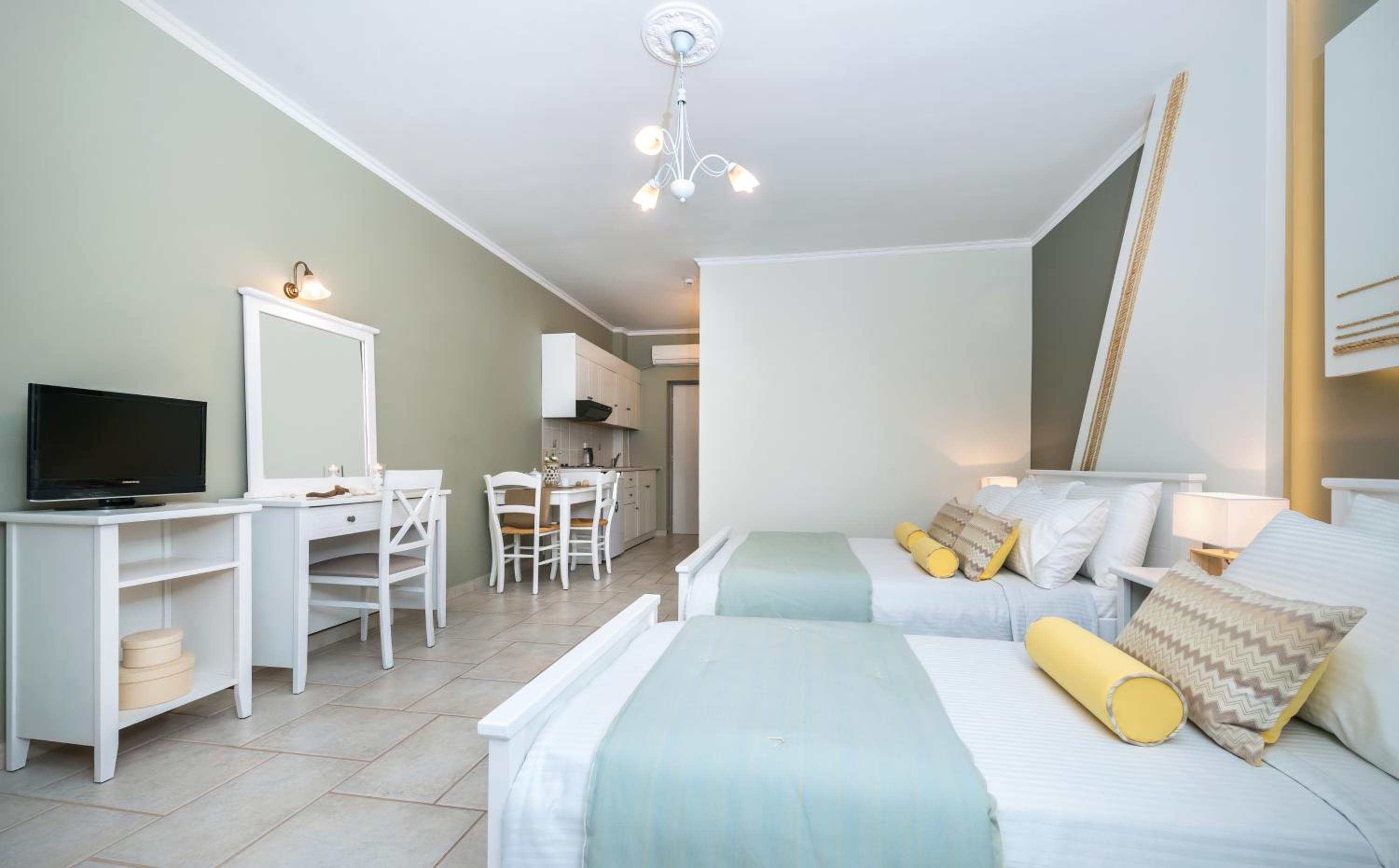 Superior Triple Room with Side Sea and Pool View  - Photo 4
