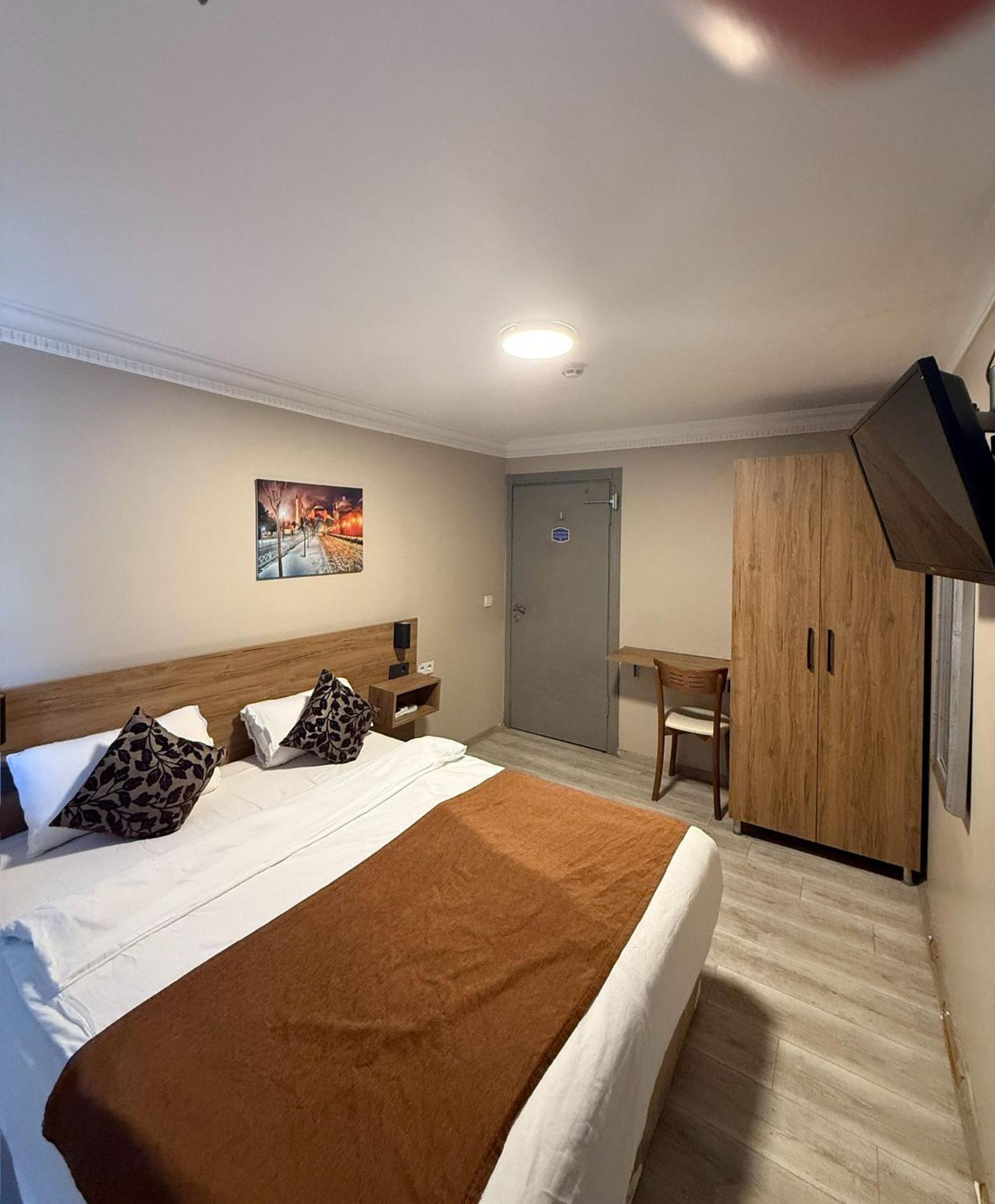 Budget Double Room photo 3