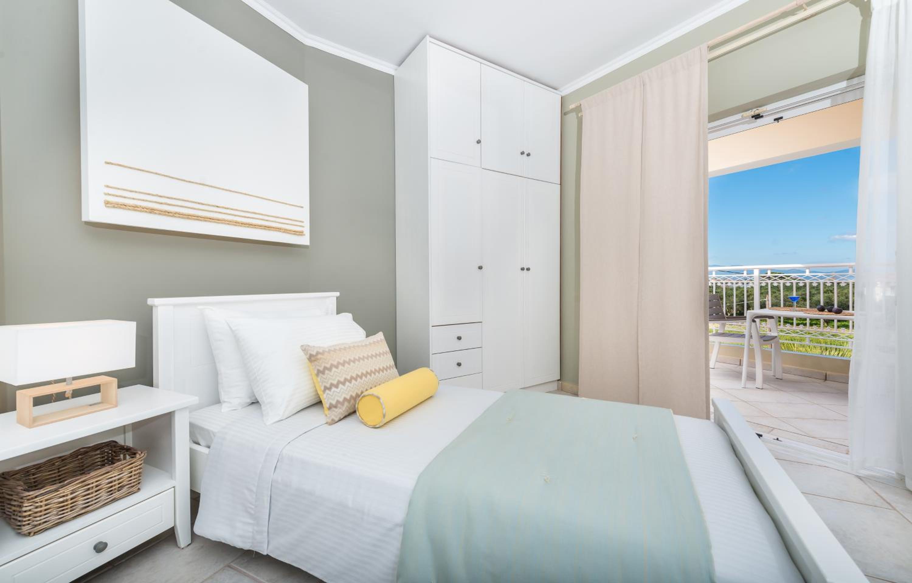 Superior Triple Room with Side Sea and Pool View  - Photo 5