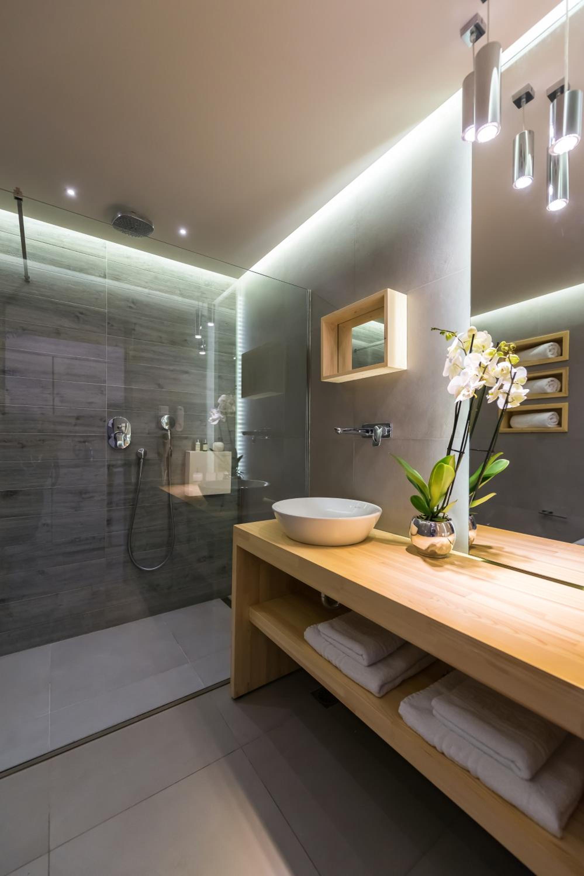 Superior Triple Room with Side Sea and Pool View  - Photo 9