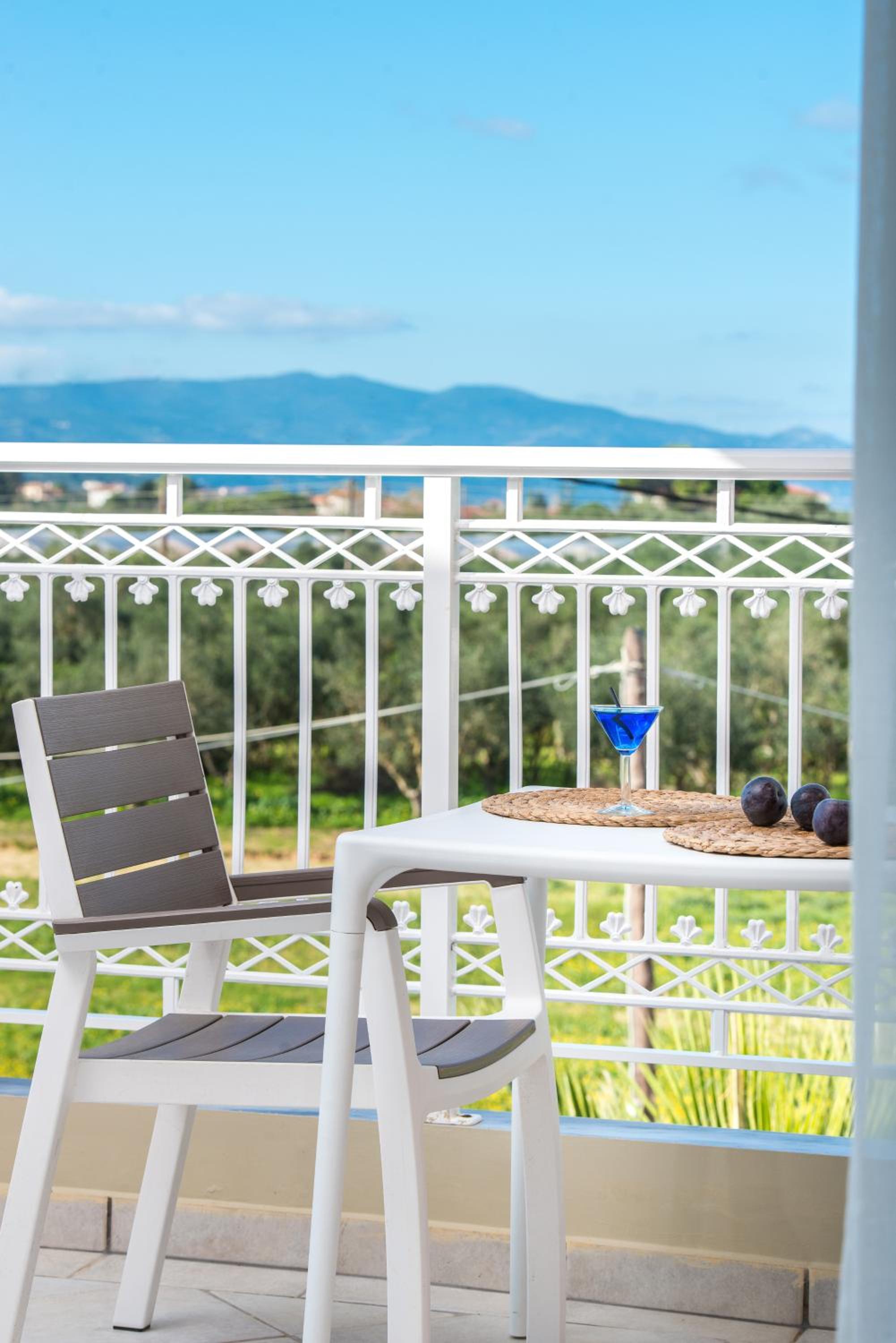 Superior Triple Room with Side Sea and Pool View  - Photo 7