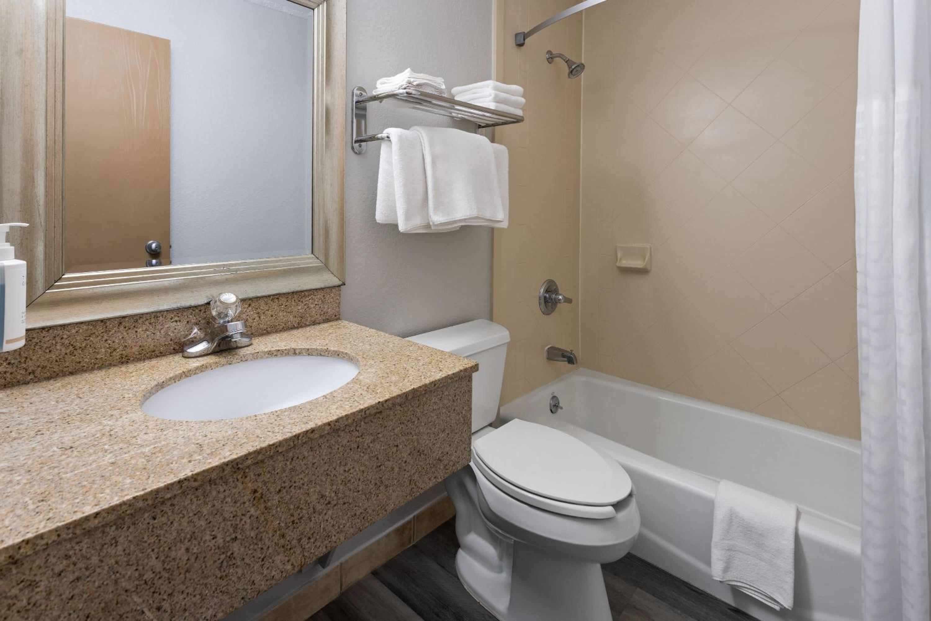 Deluxe Double Room with Two Double Beds - Non-Smoking - Photo 12