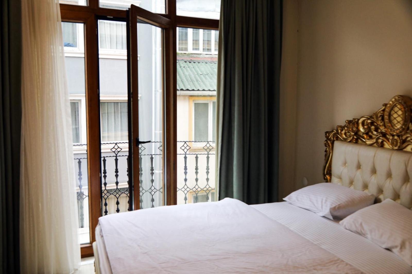 Deluxe Double Room with Balcony photo 2