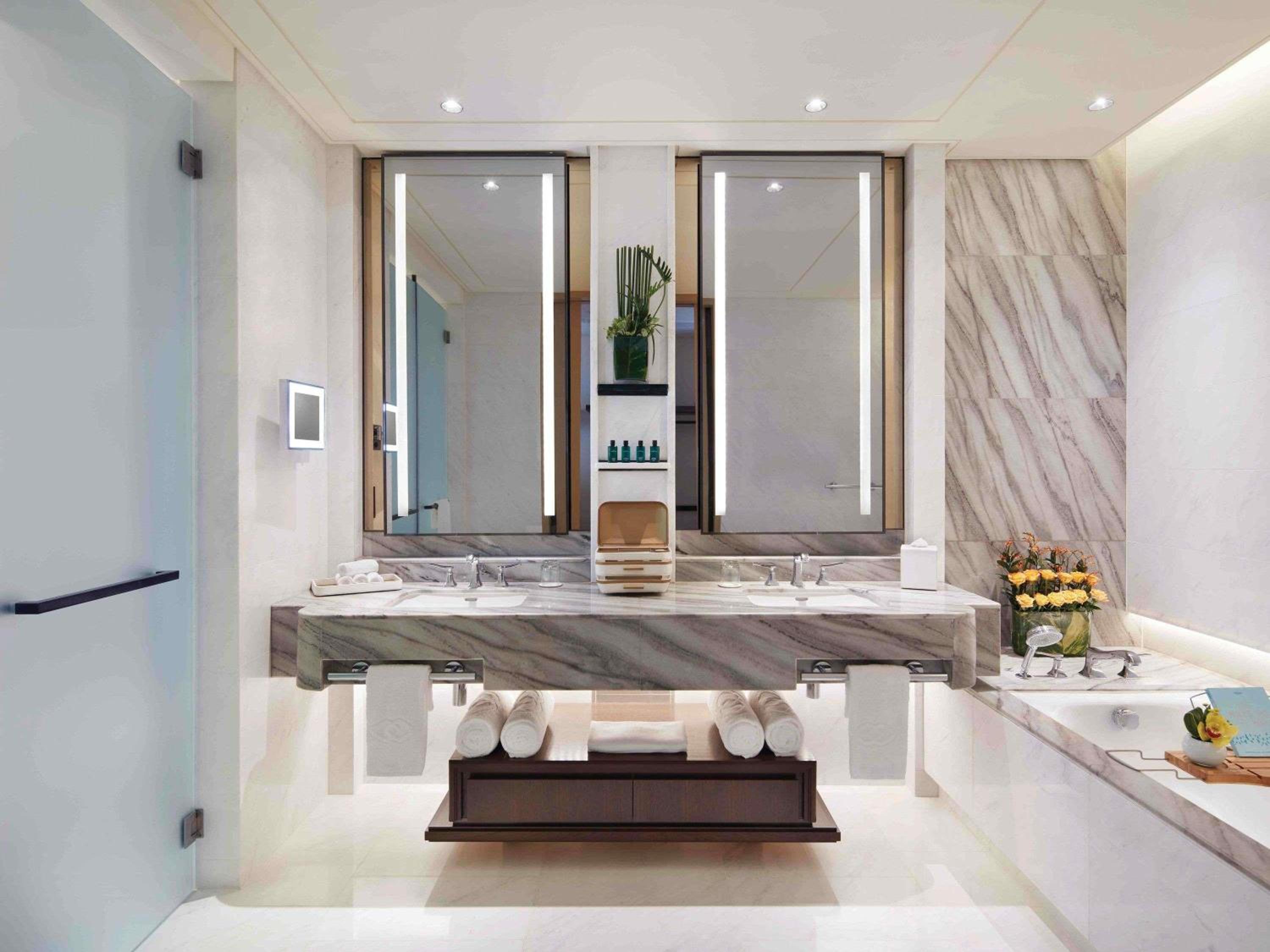 Luxury Club King Room with Heritage View and Club Access - High Floor
