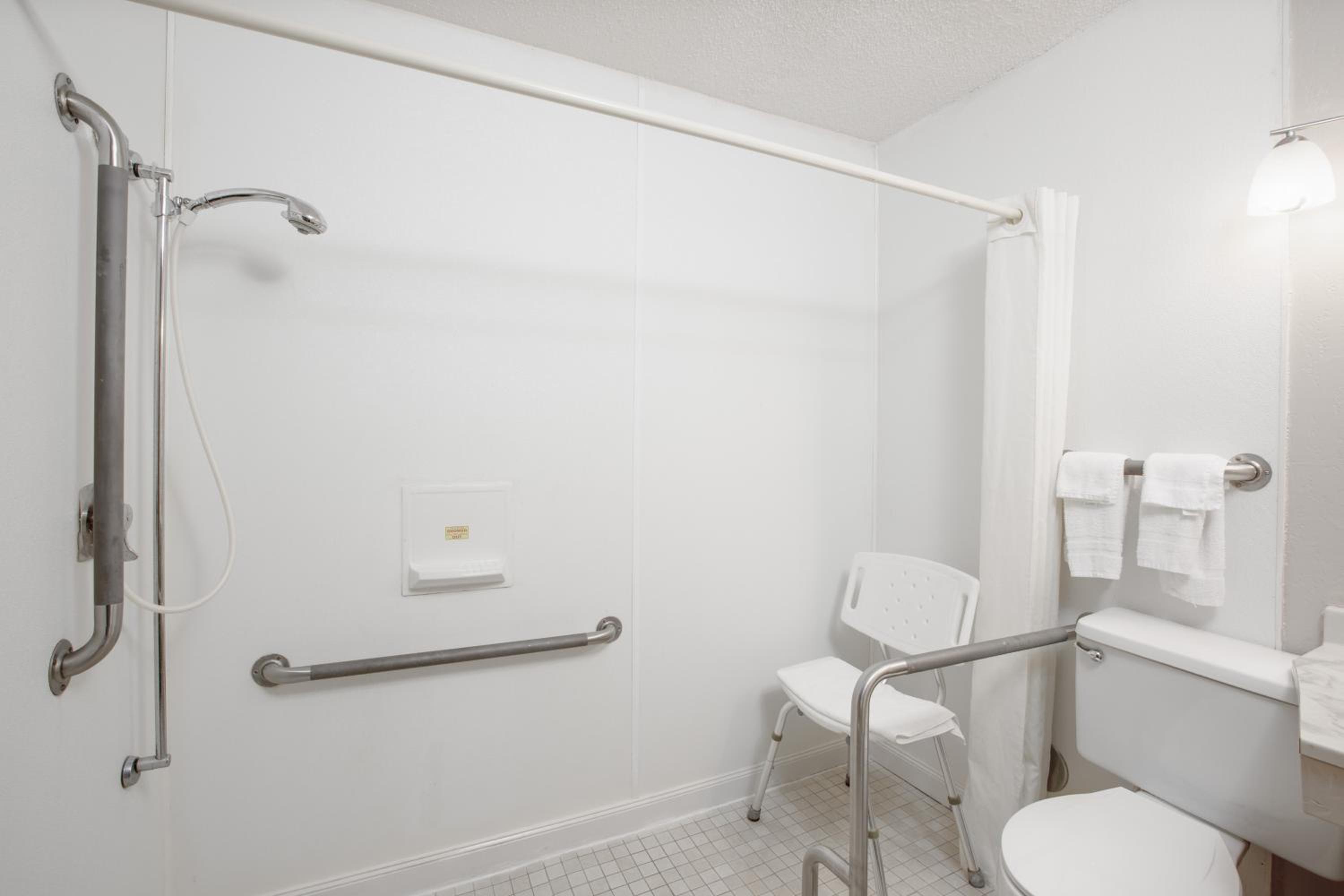 Queen Room - Mobility Access/Non-Smoking photo 2