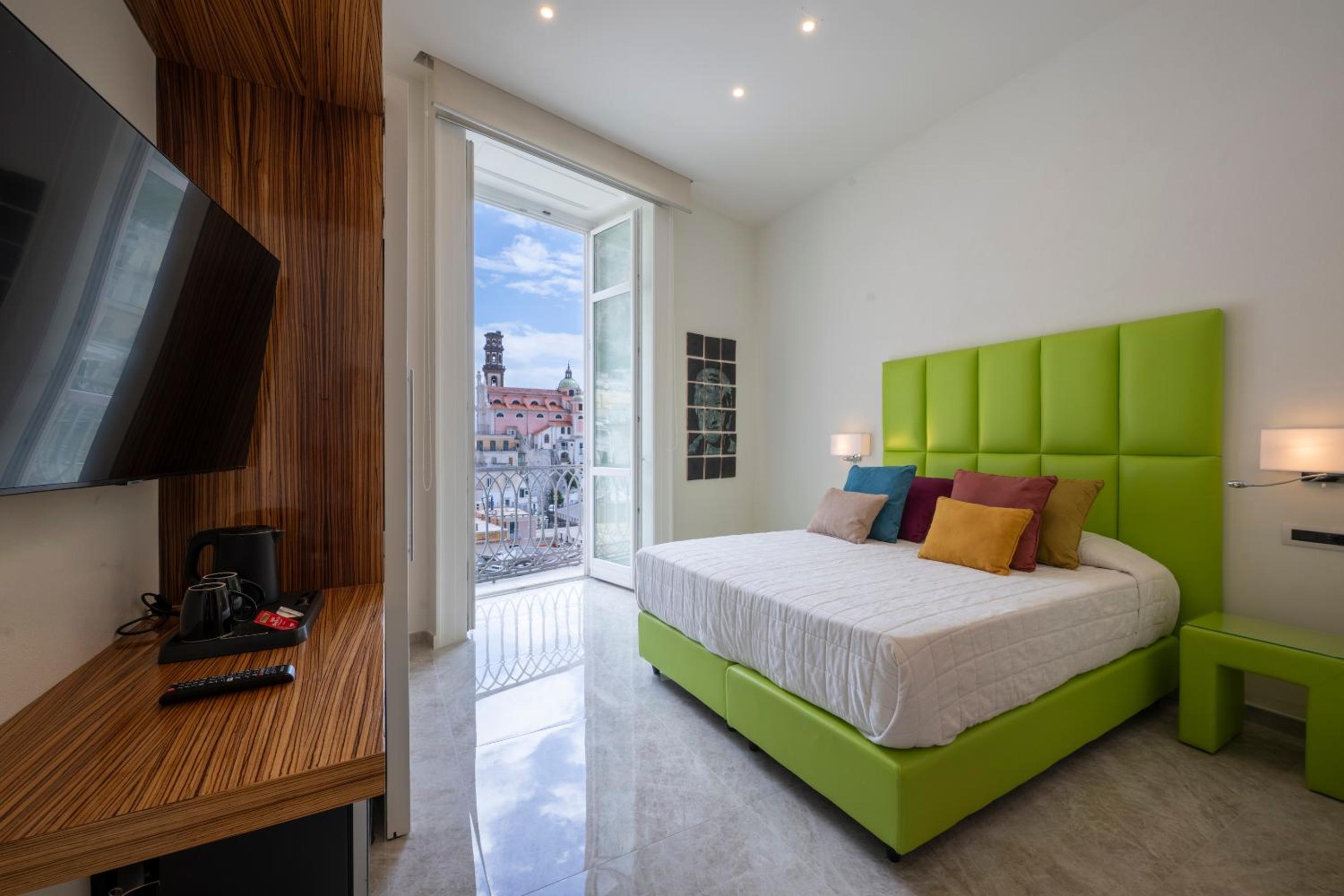 Double or Twin Room with Side Sea View photo 2