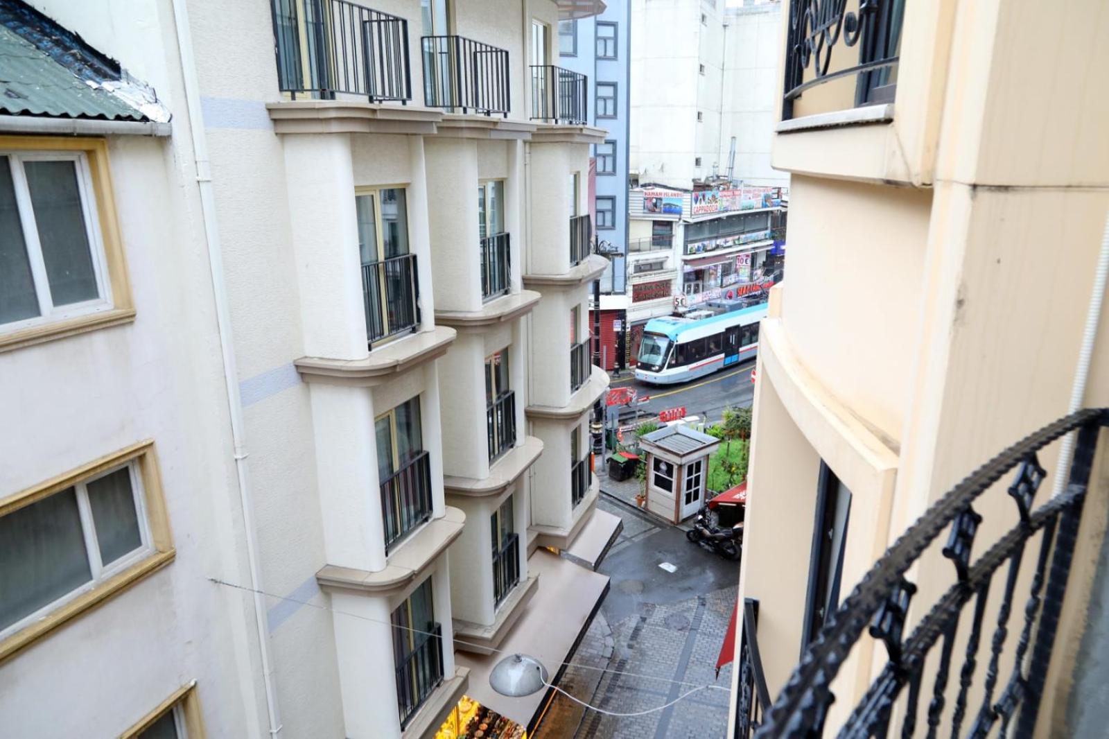Deluxe Double Room with Balcony photo 3