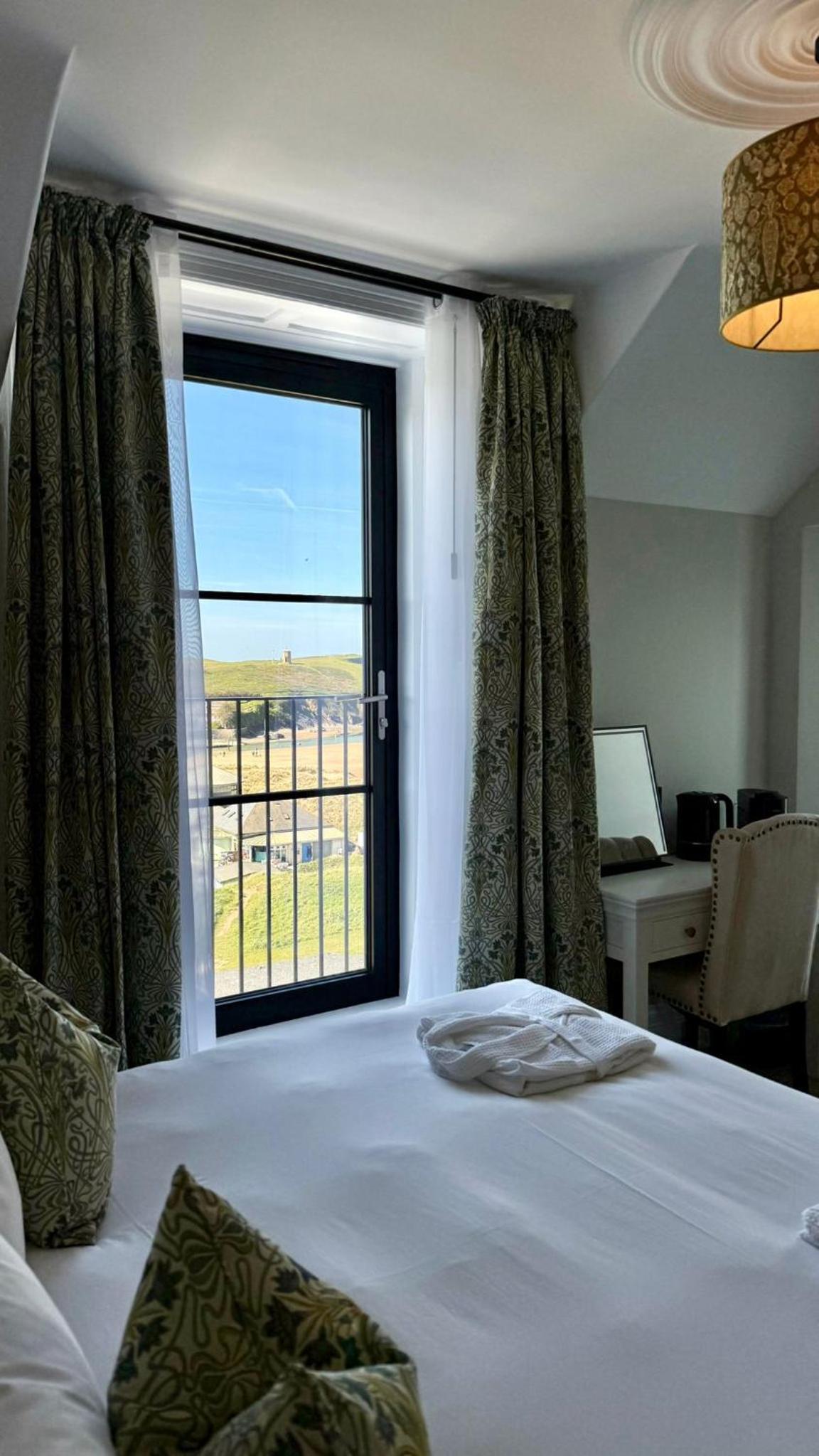 Deluxe Double or Twin Room with Sea View photo 2
