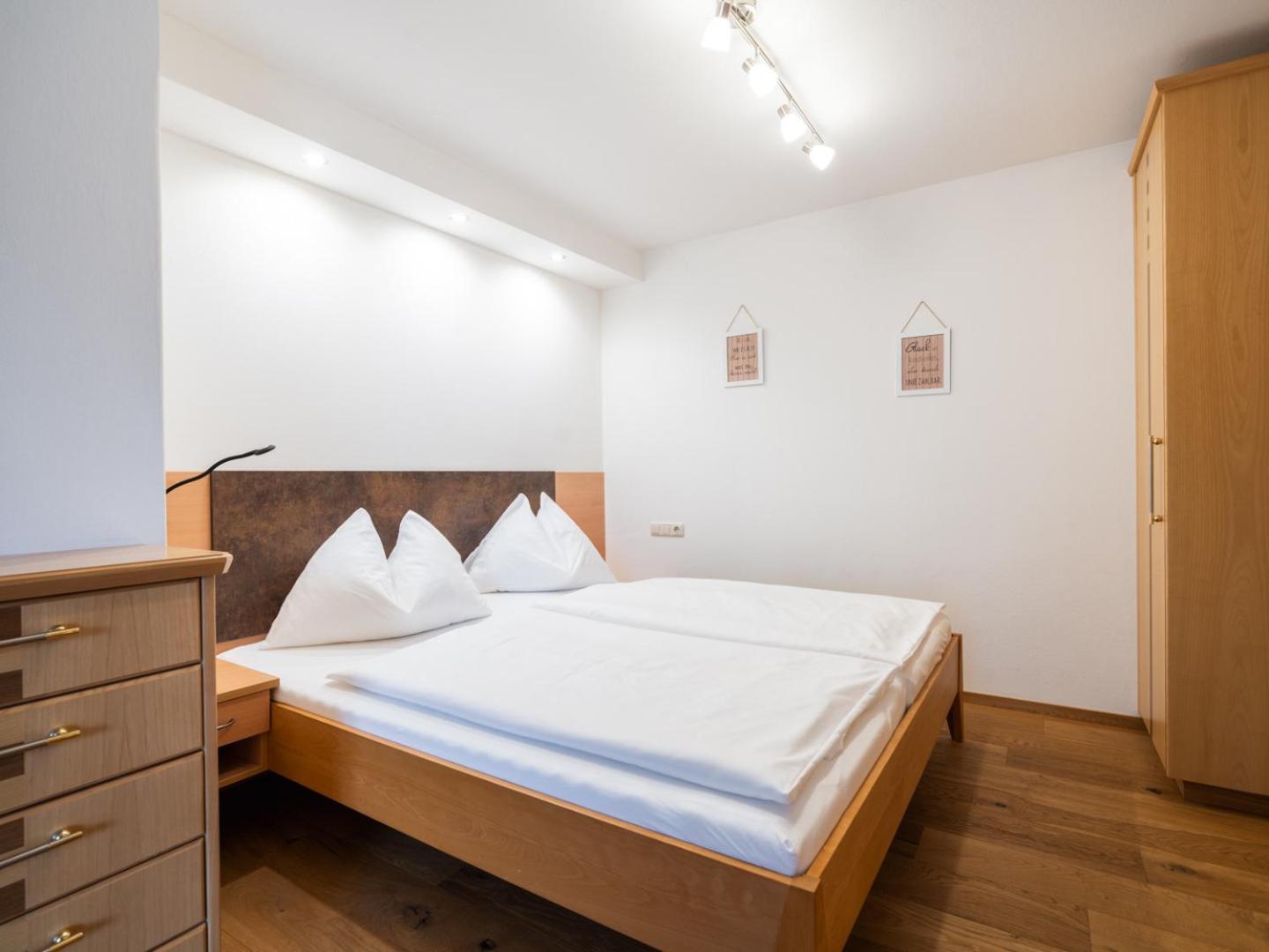 One-Bedroom Apartment with Balcony and Mountain View photo 3