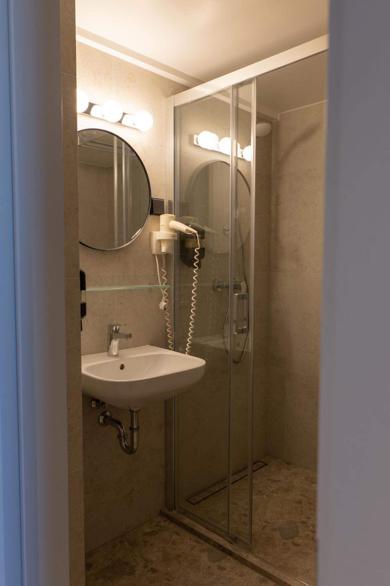 Renovated Double or Twin Room photo 3