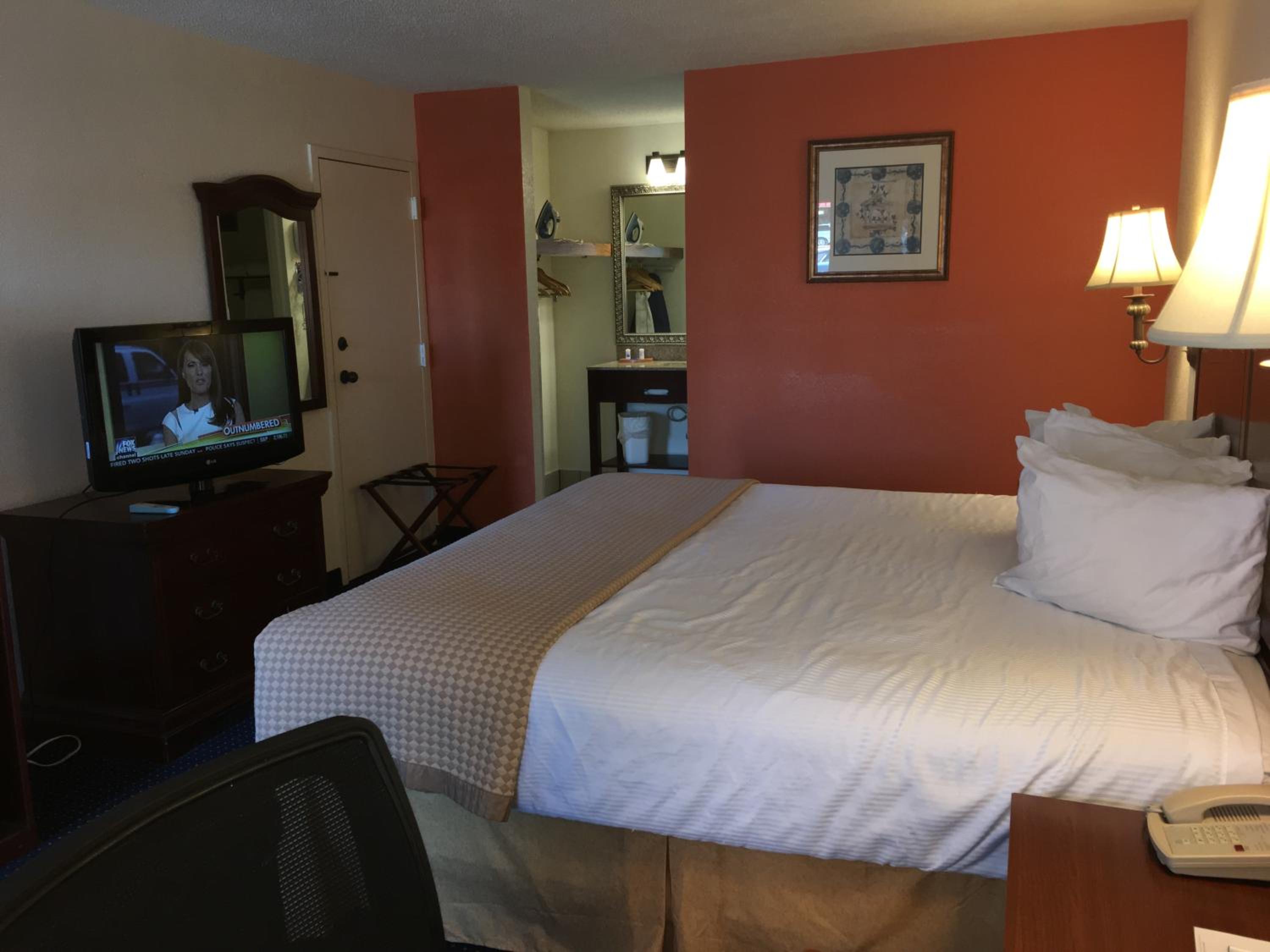King Room - Non-Smoking - Photo 4