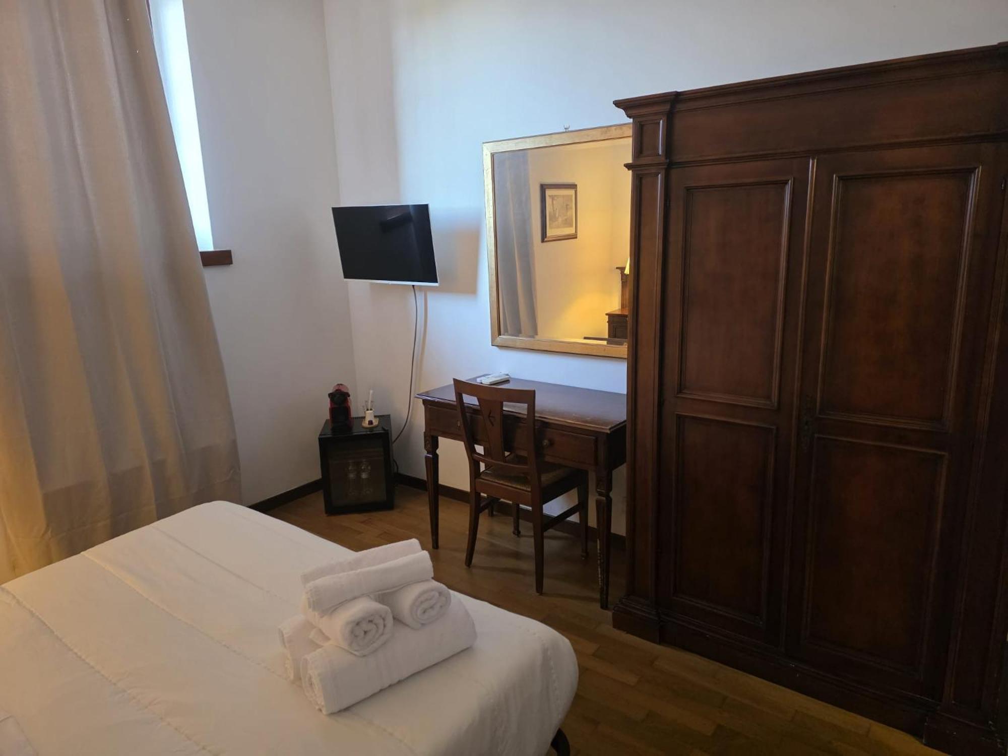 Small Double Room photo 1