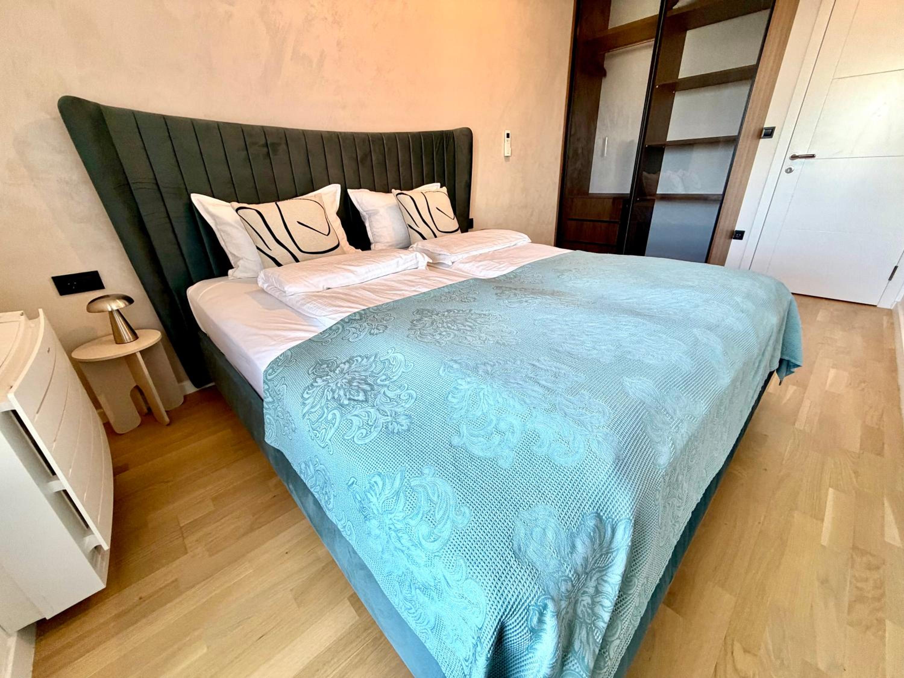 One-Bedroom Deluxe Apartment