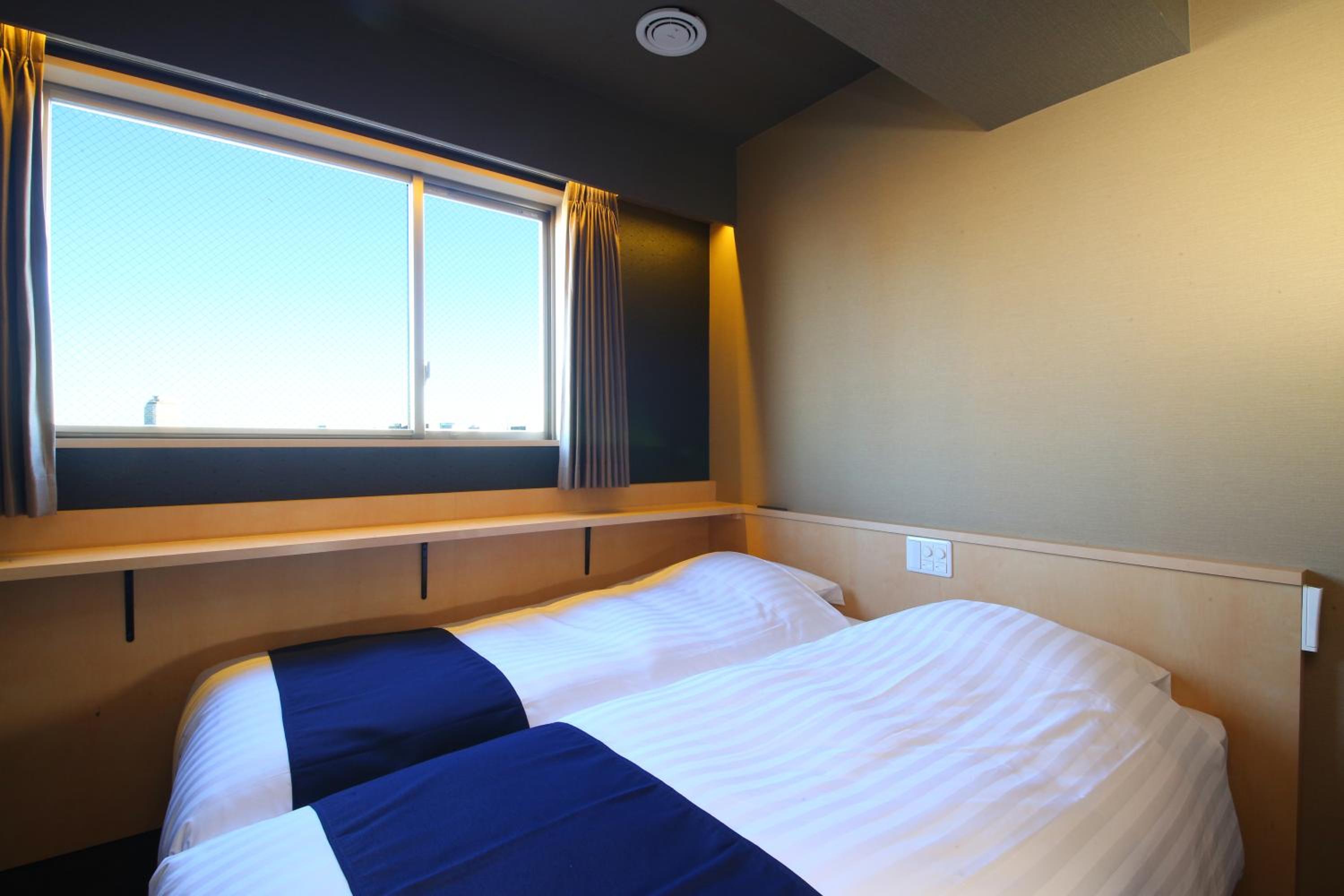 Twin Room with View - Non-Smoking photo 3