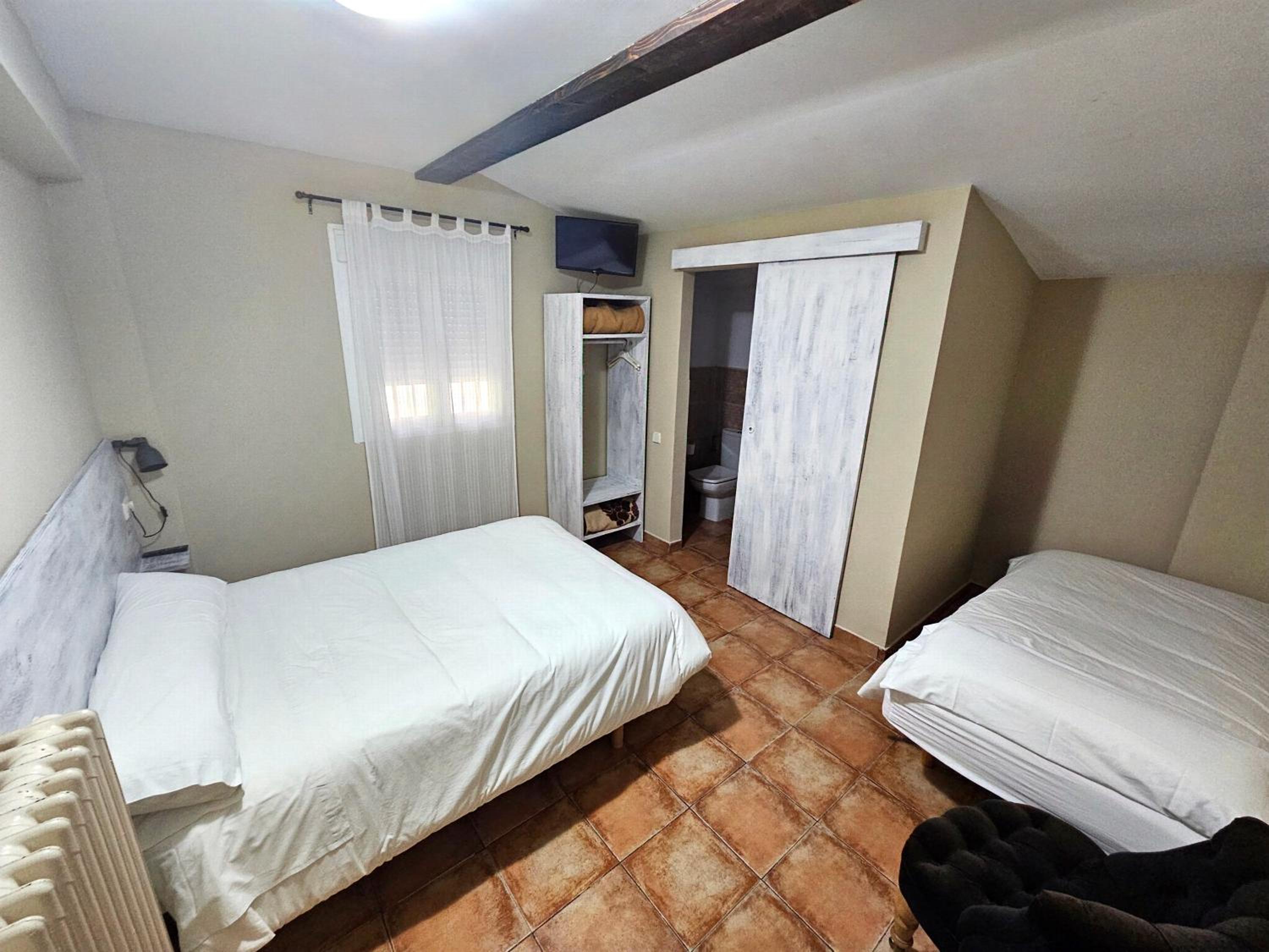 Economy Triple Room photo 2