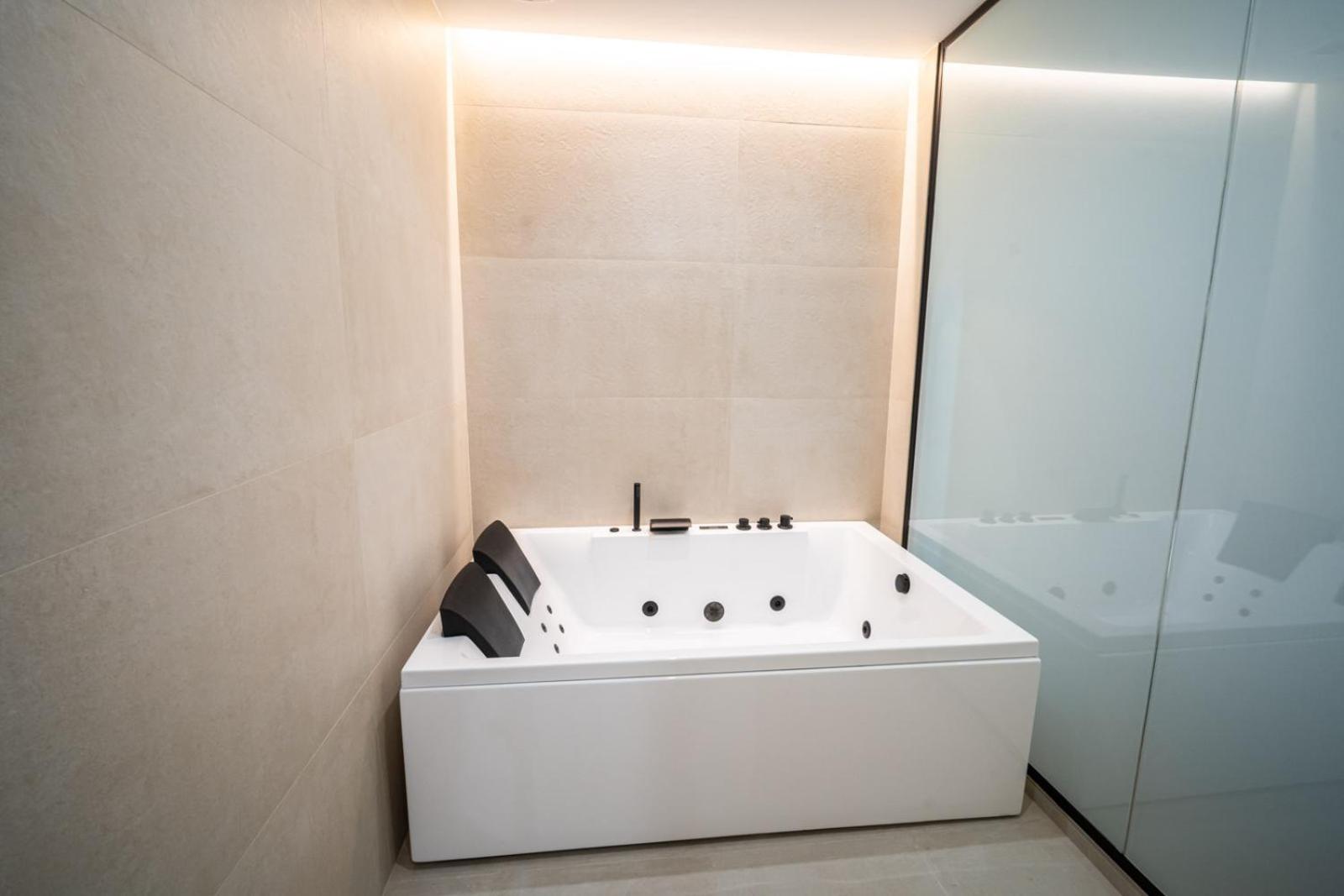 Studio with Spa Bath 9
