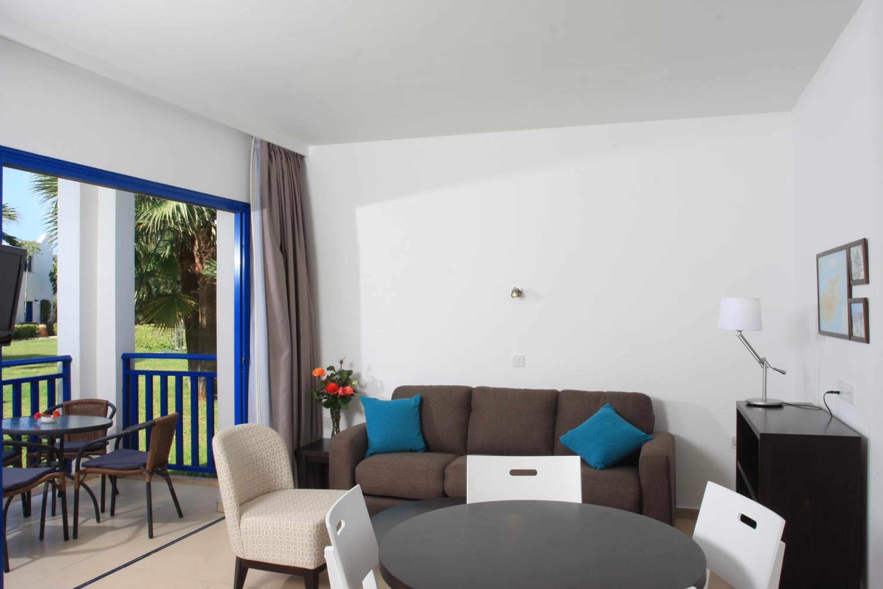 One-Bedroom Apartment with Garden View - Photo 2