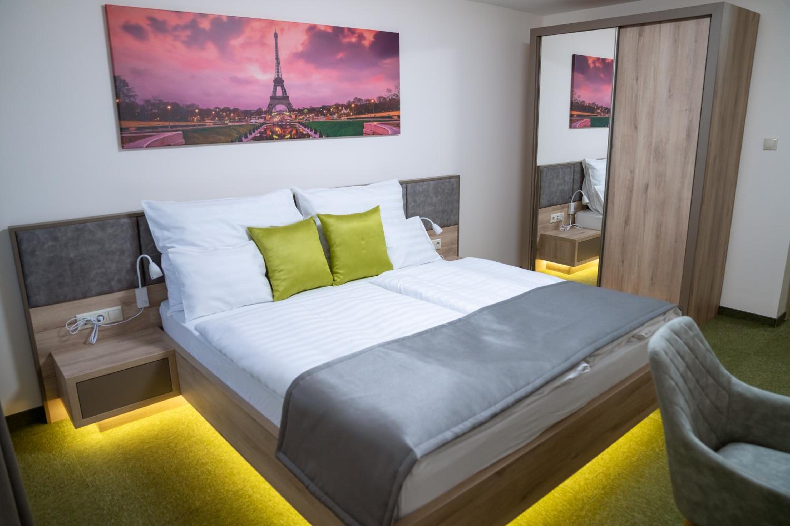 Standard Queen Room photo 2