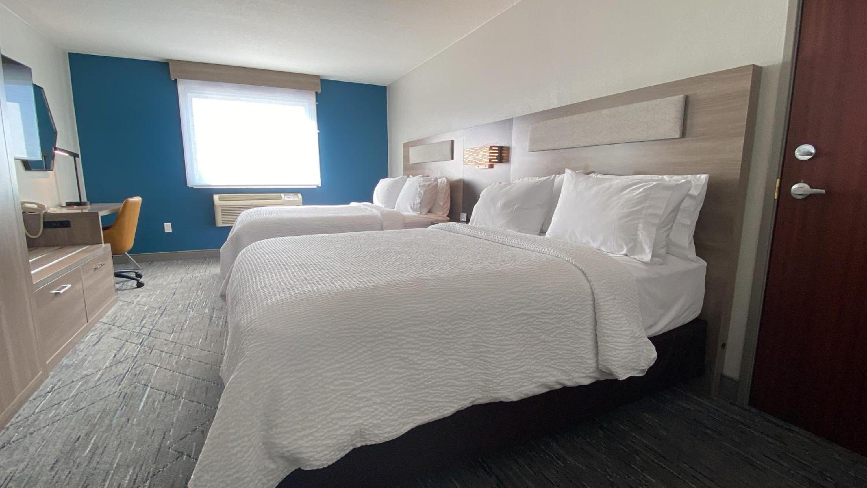 Standard Queen Room with Two Queen Beds - Photo 2