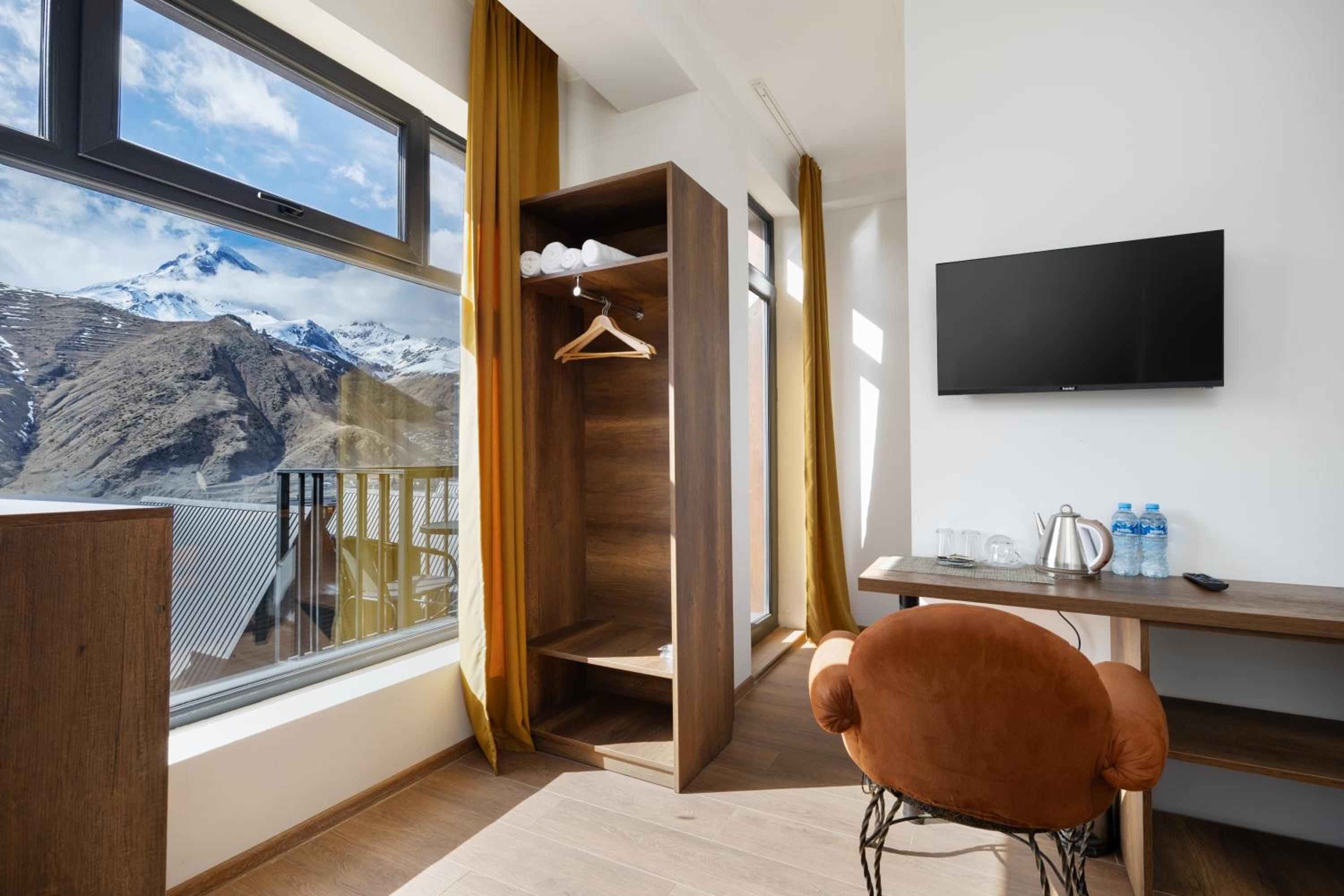 Double or Twin Room with Mountain View