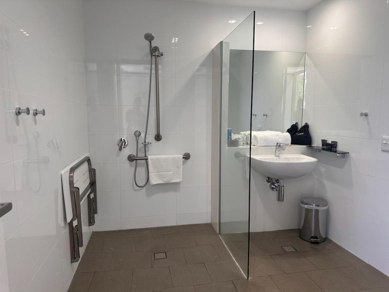 King Room with Roll-In Shower - Disability Access photo 2