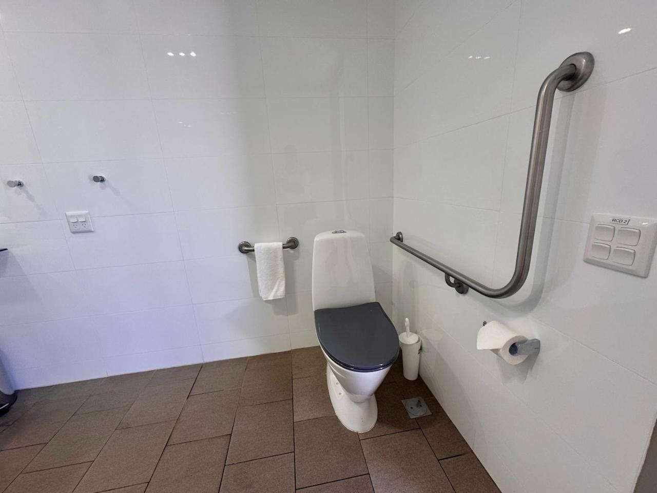 King Room with Roll-In Shower - Disability Access photo 1