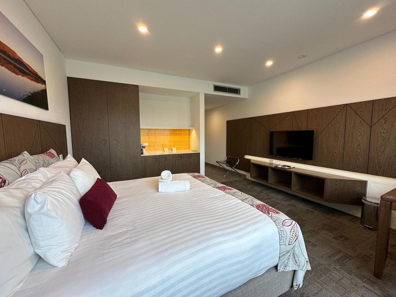 King Room with Roll-In Shower - Disability Access photo 3