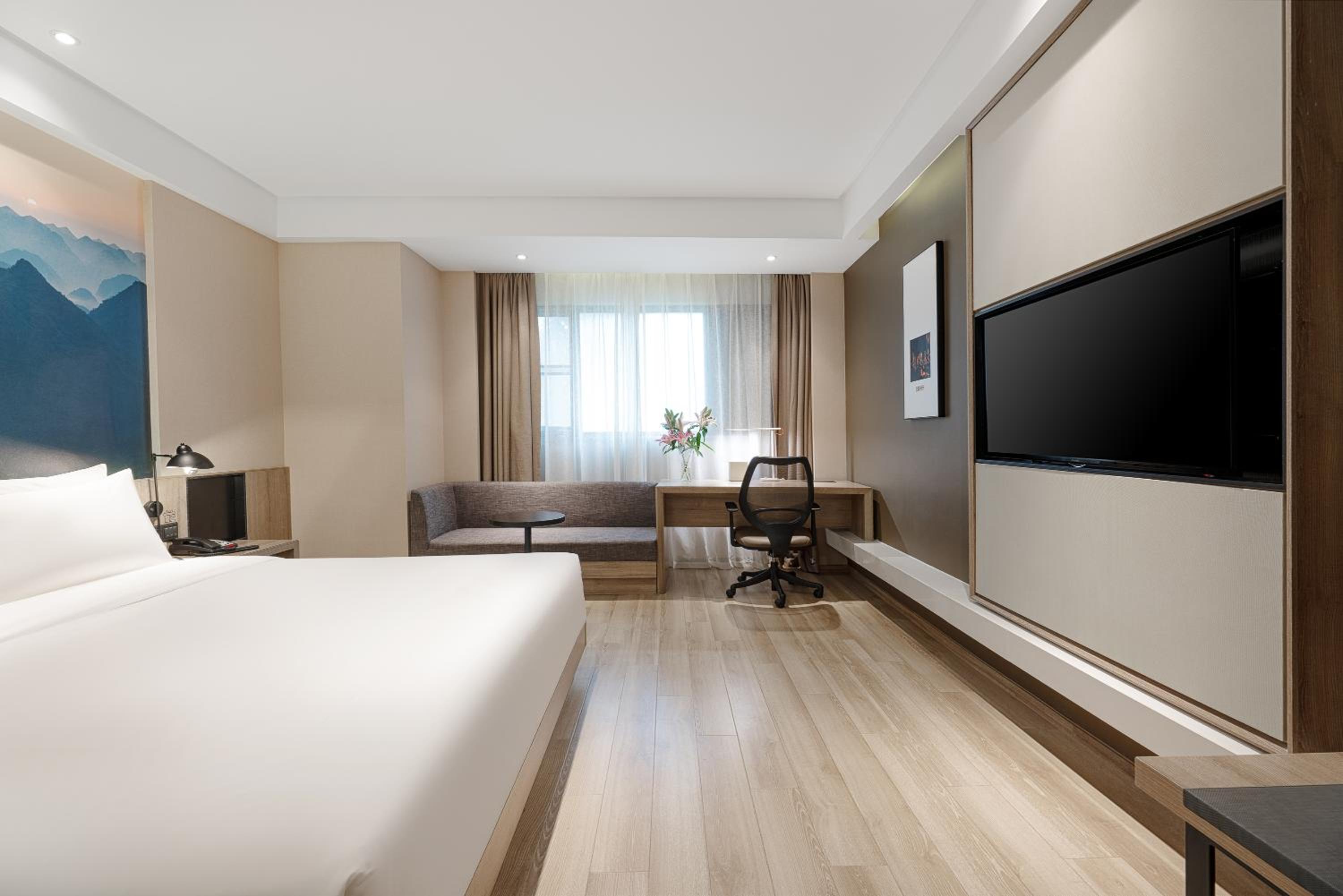 Elegant Double Room with Inner Window  photo 2