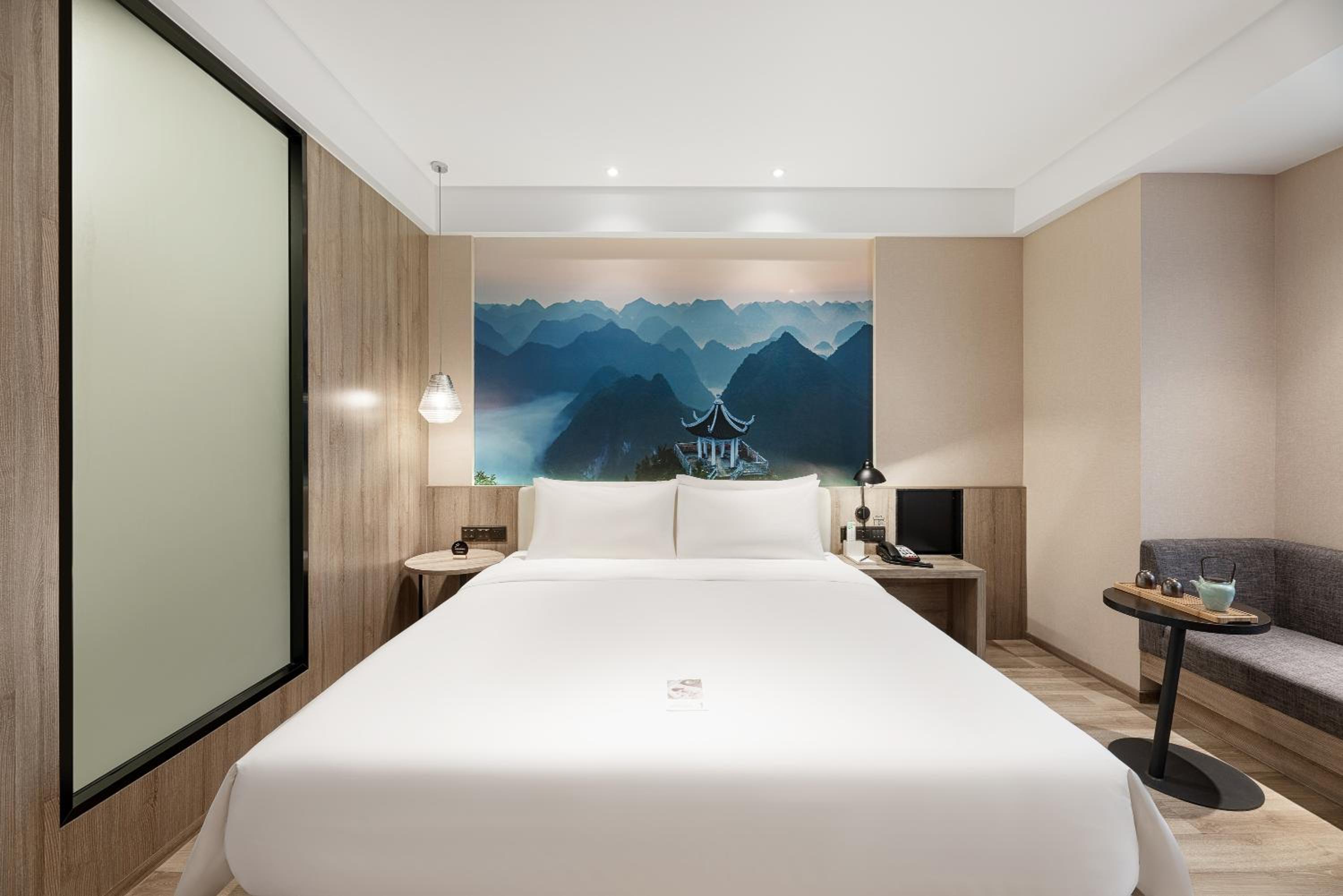 Elegant Double Room with Inner Window  photo 3